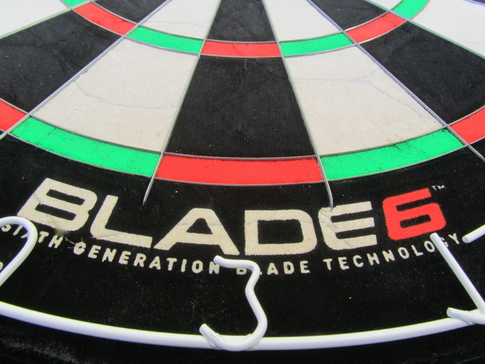 DSX Dartscheibe Winmau Blade 6 Sisal Steel Dartboard Set Ständer mobil Board Dartmatte, (mit Stativ und Matte), Variable Abwurflinie