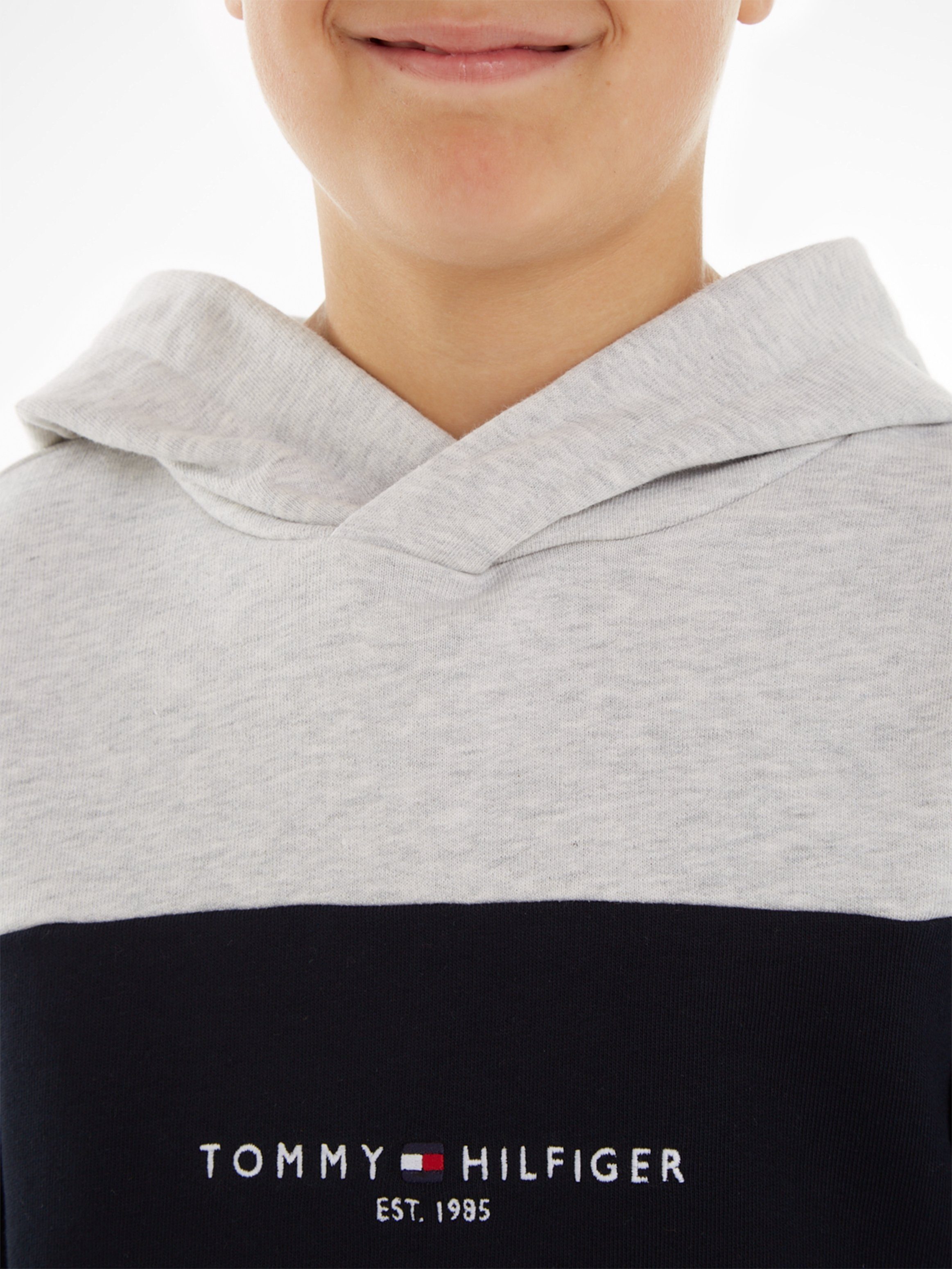 Tommy Hilfiger Kapuzensweatshirt ESSENTIAL COLORBLOCK Streifen Hiflger mit Tommy breitem kontrastfarbenen & Logo-Schriftzug HOODIE