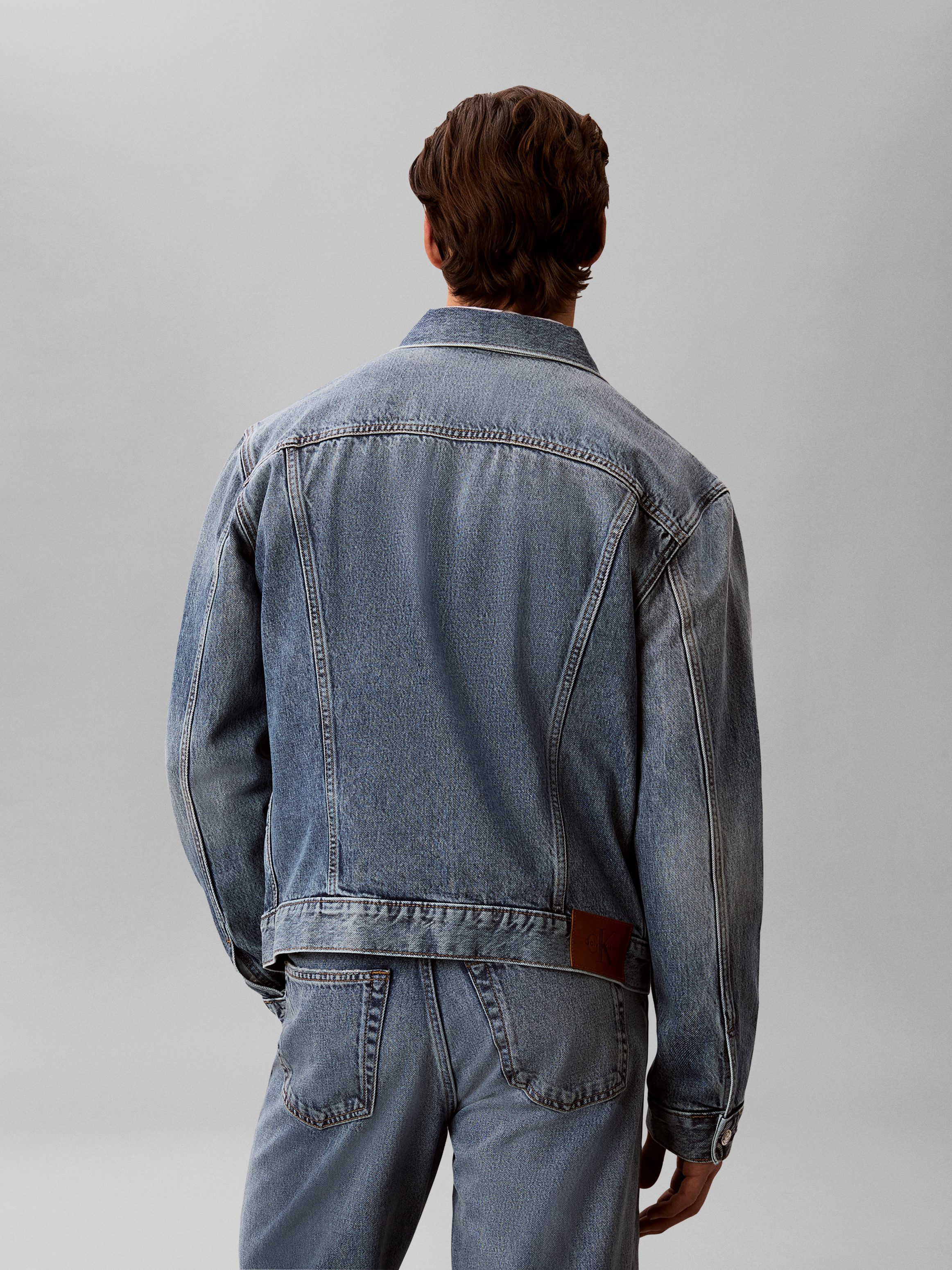 Calvin Klein Jeans Jeansjacke ANDREW CLASSIC TRUCKER authentische 90er-Jahre-Passform, Metallknöpfe mit Logo