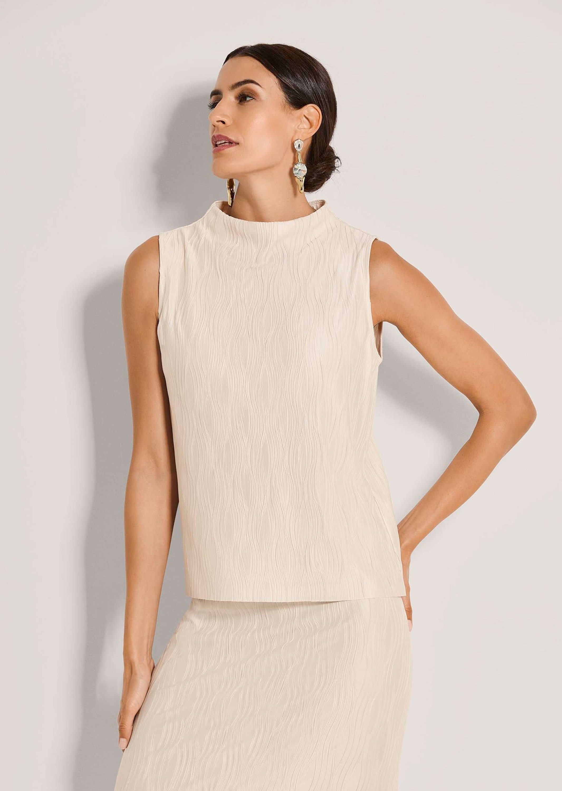 MADELEINE Kurzarmshirt Kurzarm-Bluse mit Stehkragen, strukturiert Elegantes, minimalistisches Oberteil ohne Arm