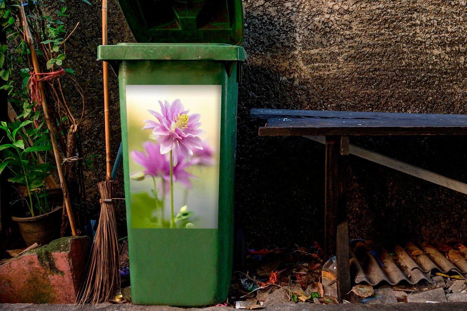 Abfalbehälter Mülleimer-aufkleber, Mülltonne, (1 Aquilegia Wandsticker MuchoWow Sticker, St), Nahaufnahme Container, in