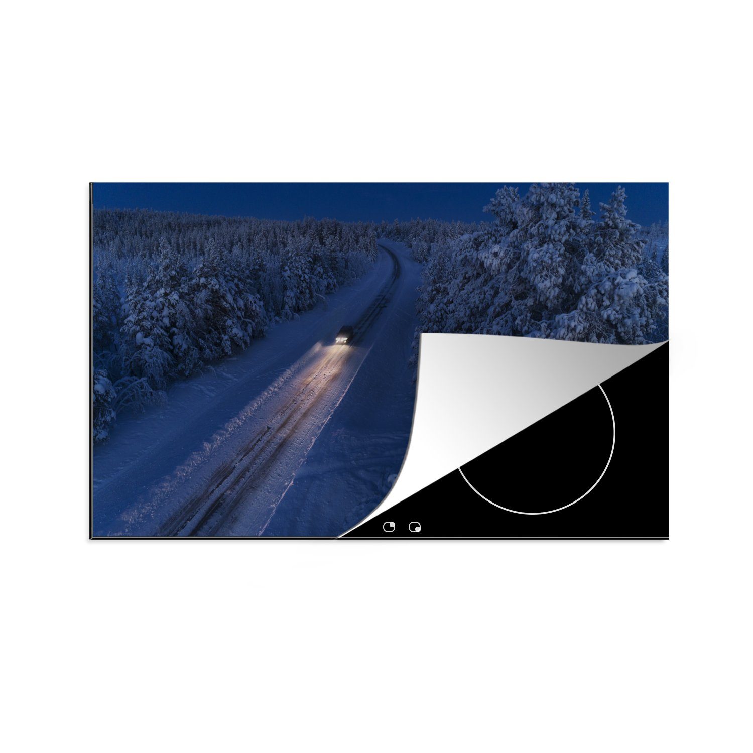 MuchoWow Herdblende-/Abdeckplatte Ein Auto fährt auf einer verschneiten Landstraße in Lappland, Vinyl, (1 tlg), 83x51 cm, Ceranfeldabdeckung, Arbeitsplatte für küche