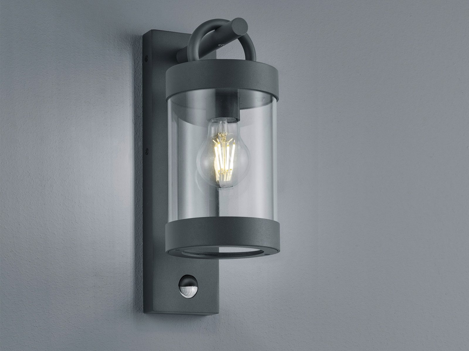 TRIO Leuchten LED Außen-Wandleuchte, Bewegungsmelder, LED wechselbar, Warmweiß, Landhausstil Wandlaterne mit Bewegungsmelder, Anthrazit 33cm, Hauswand