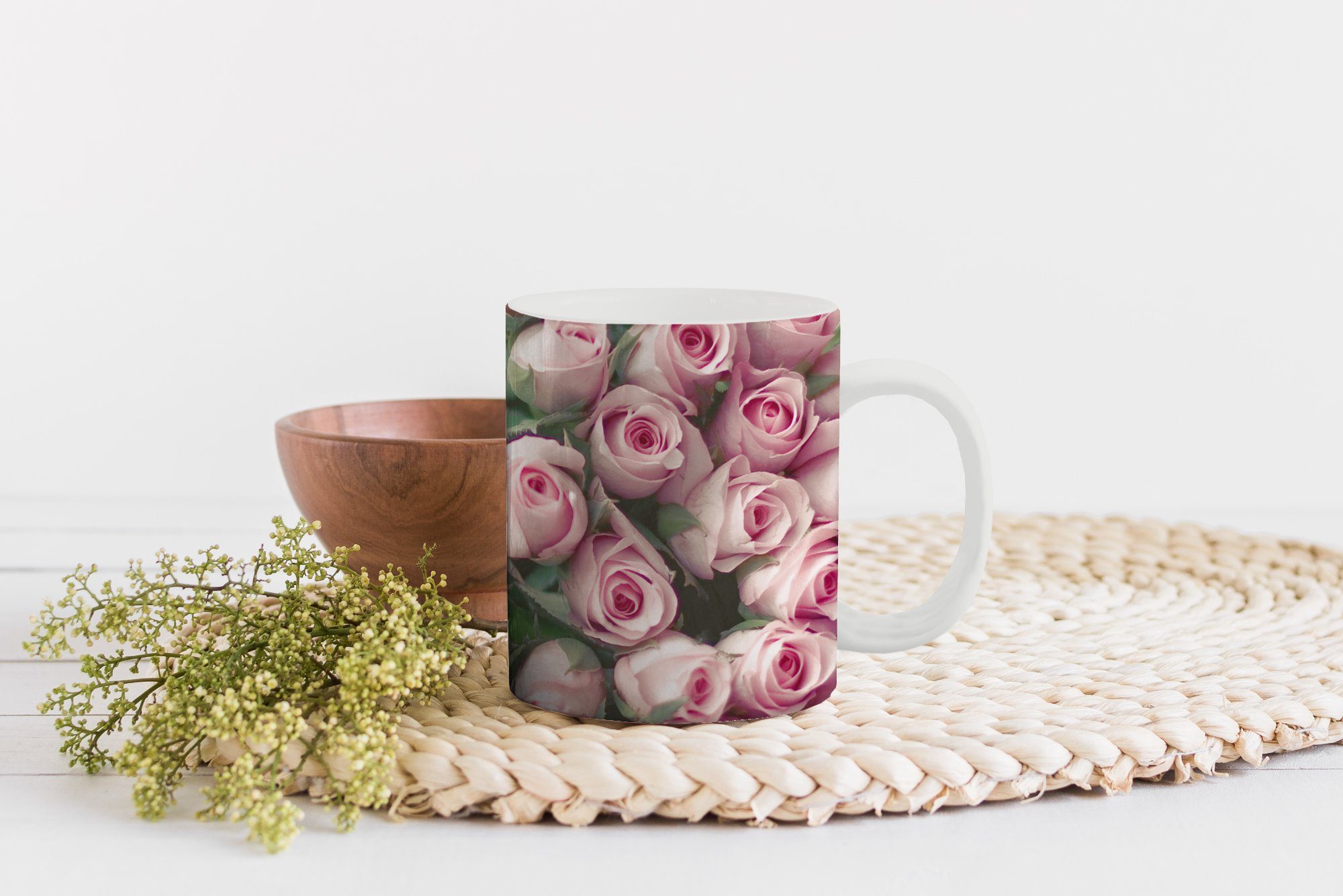 MuchoWow Tasse Ein mit Buch Becher, Rosen Teetasse, auf Kaffeetassen, einem großes rosa liegt Tisch., Teetasse, Keramik, Geschenk