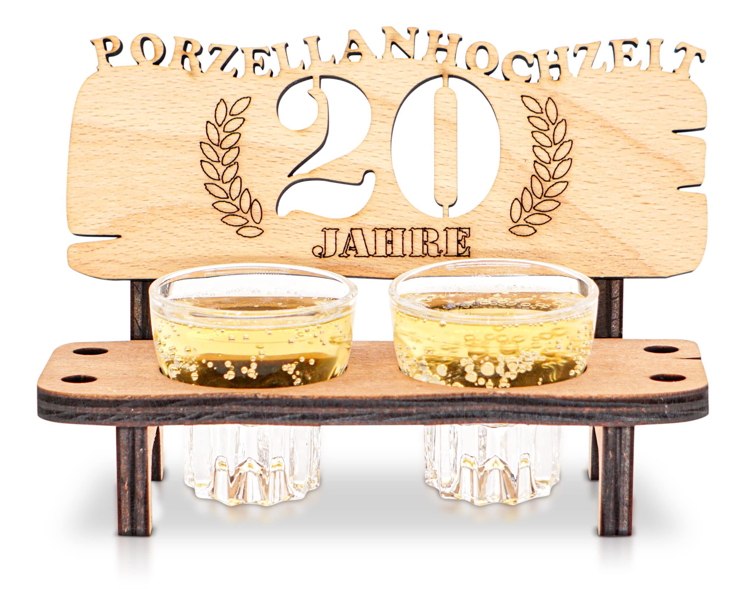 DARO Design Dekoobjekt Schnapsbank Hochzeitstag Geschenk Jubiläum mit 2 Gläsern (Geschenkset, 20. Hochzeitstag – Porzellanhochzeit – 2 Gläser), B 16,5 × T 7 × H 10,5 cm, 8 mm Buchensperrholz, geölt
