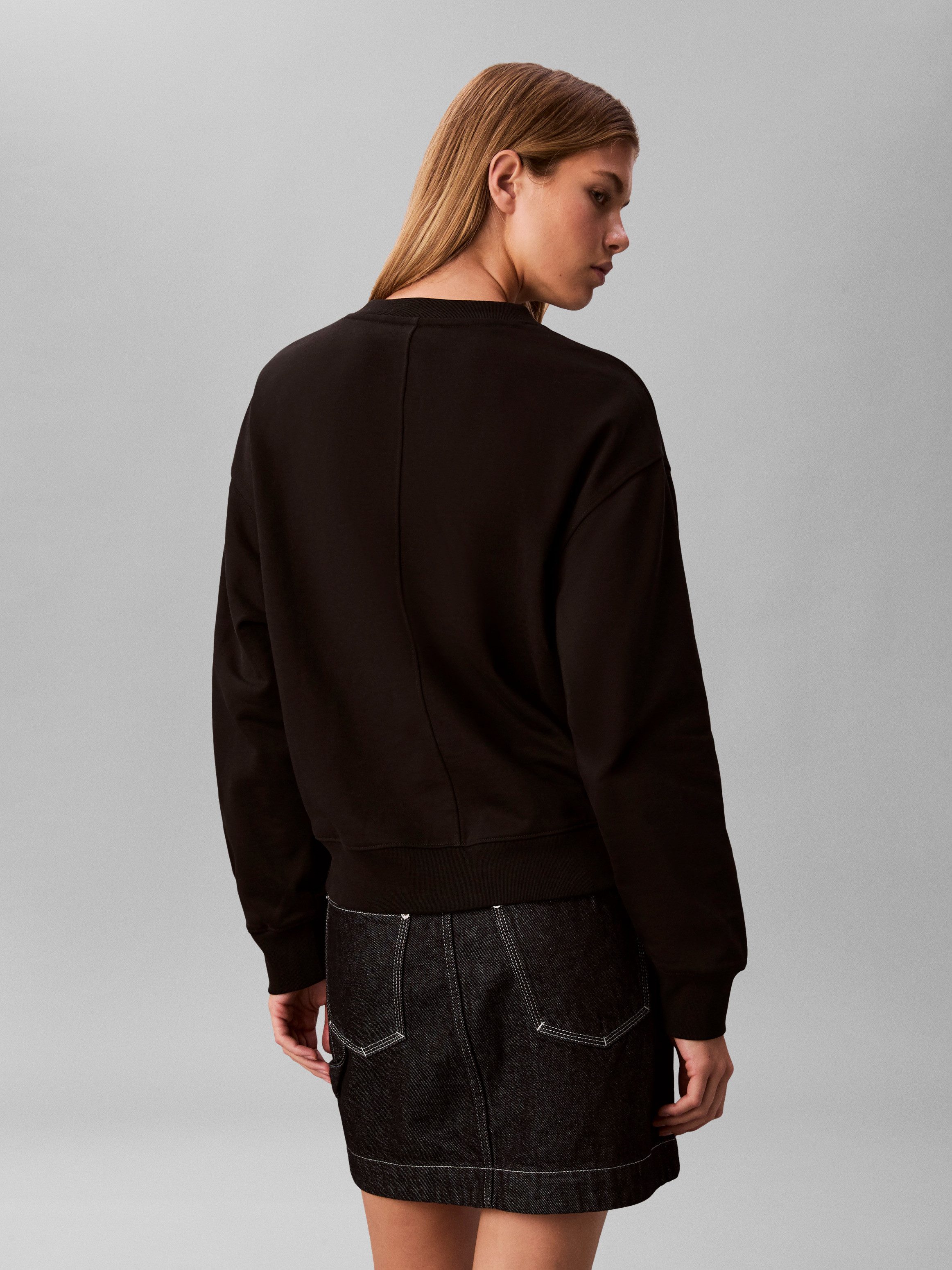 Calvin Klein Jeans Sweatshirt LS TERRY WOVEN LABEL VNK SWEATSH Regular fit mit V-Ausschnitt – Bild 4 von 5