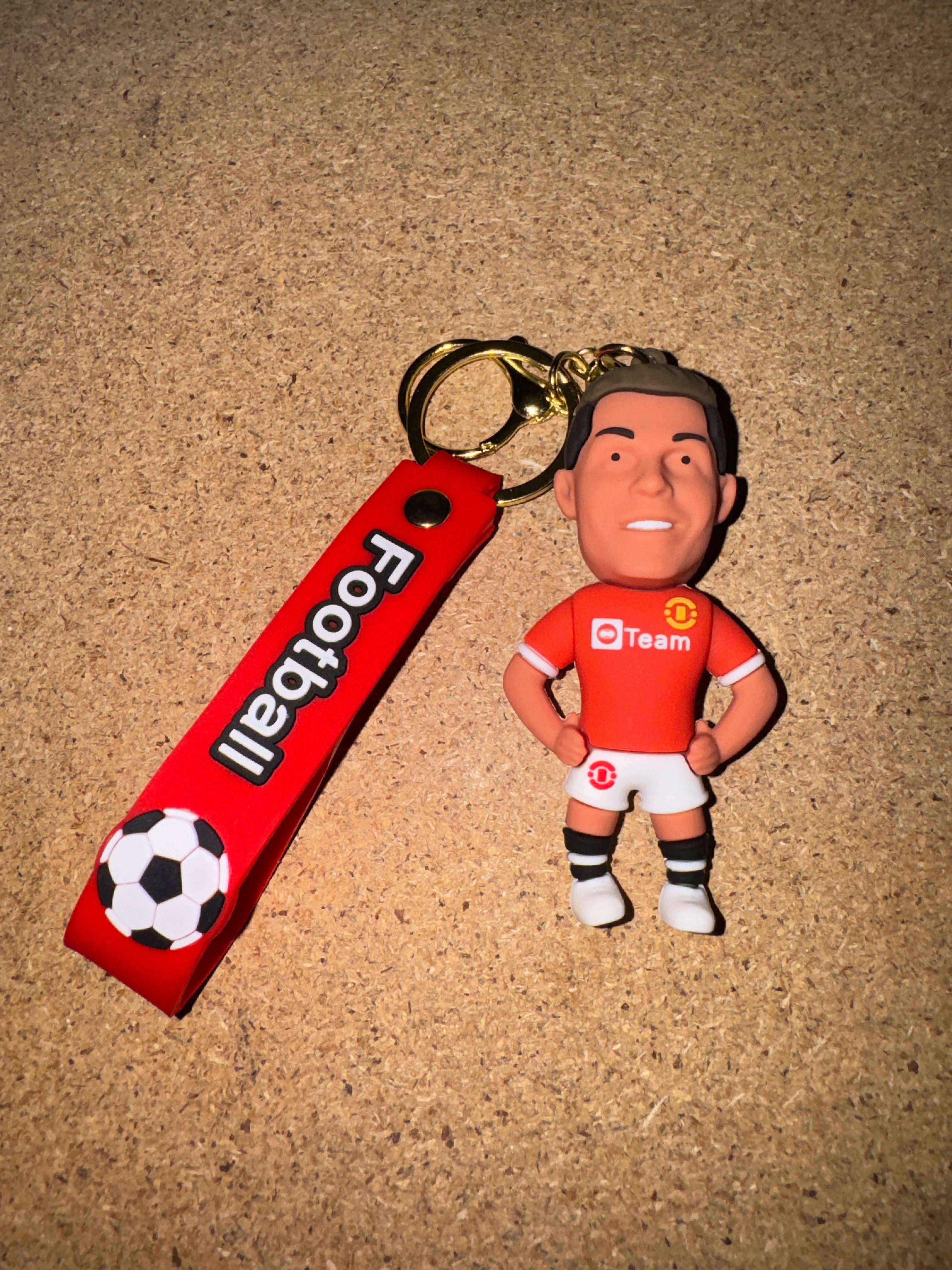 Stelby Schlüsselanhänger Cristiano Ronaldo Schlüsselanhänger 3D Gummi (Manchester United Trikot), Strapazierfähiges & flexibles Material für langlebige Nutzung