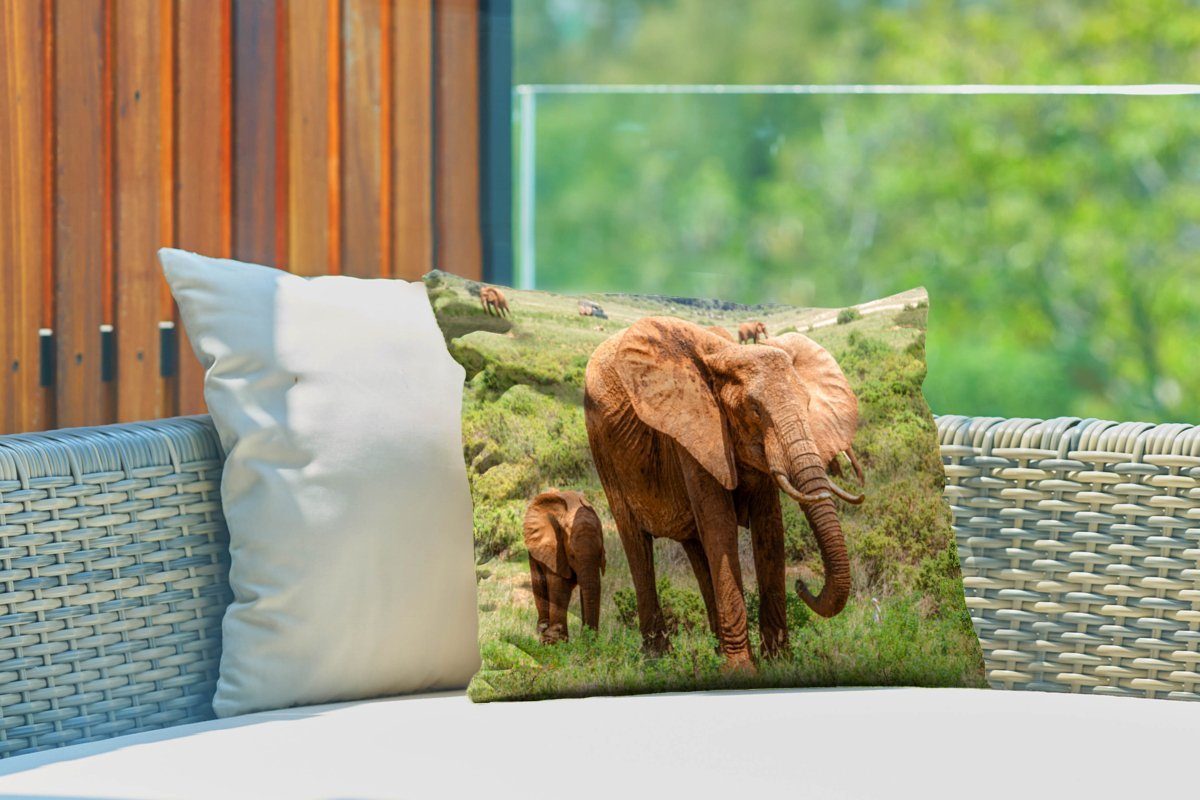 MuchoWow Dekokissen Elefantenbaby mit seiner Mutter Kissenhülle Polyester, Gras, Dekokissenbezug, im Outdoor-Dekorationskissen