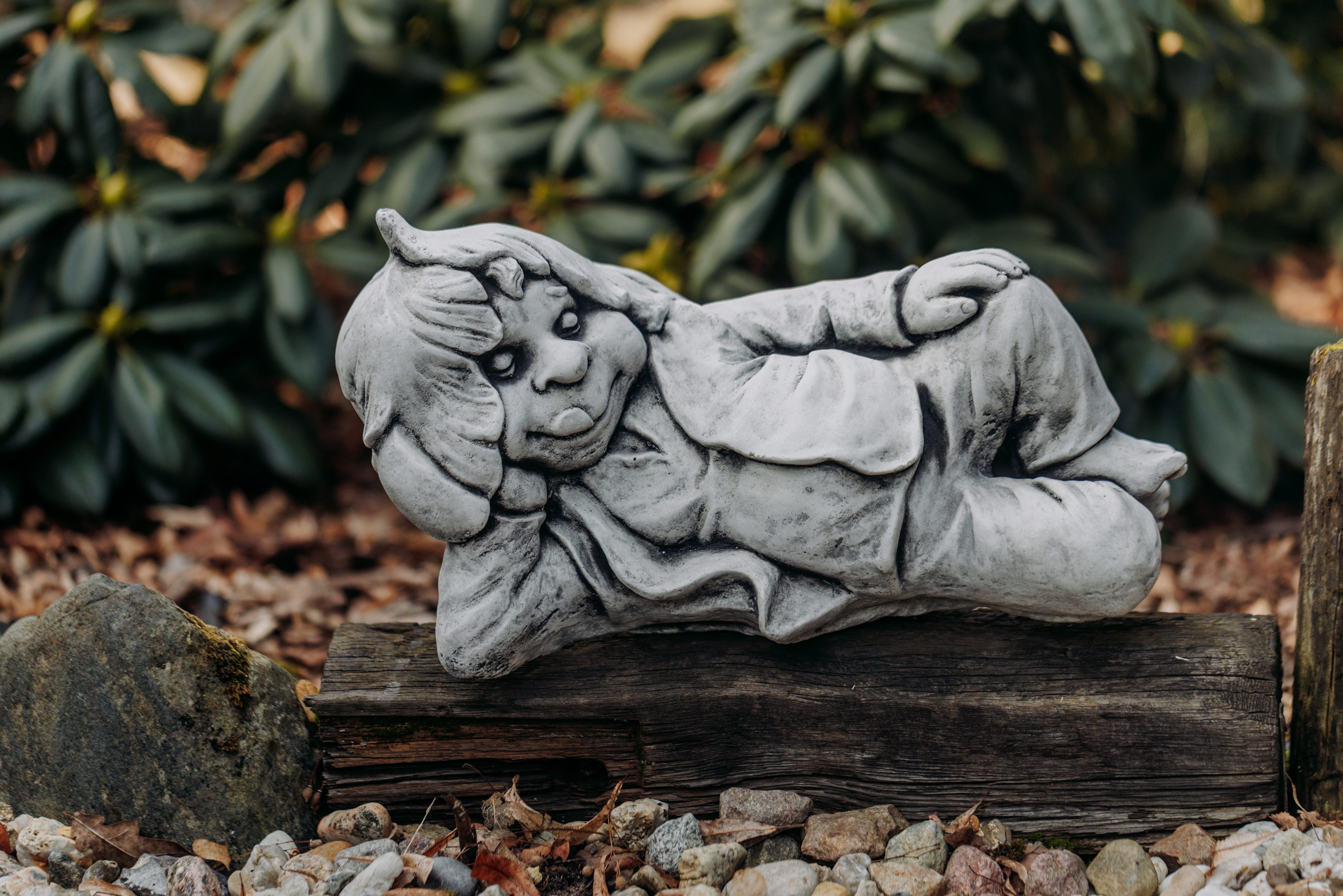 gartendekoparadies.de Gartenfigur Gnom Träumer, Steinfigur, H. 24 cm, 11 kg, Frostsicher