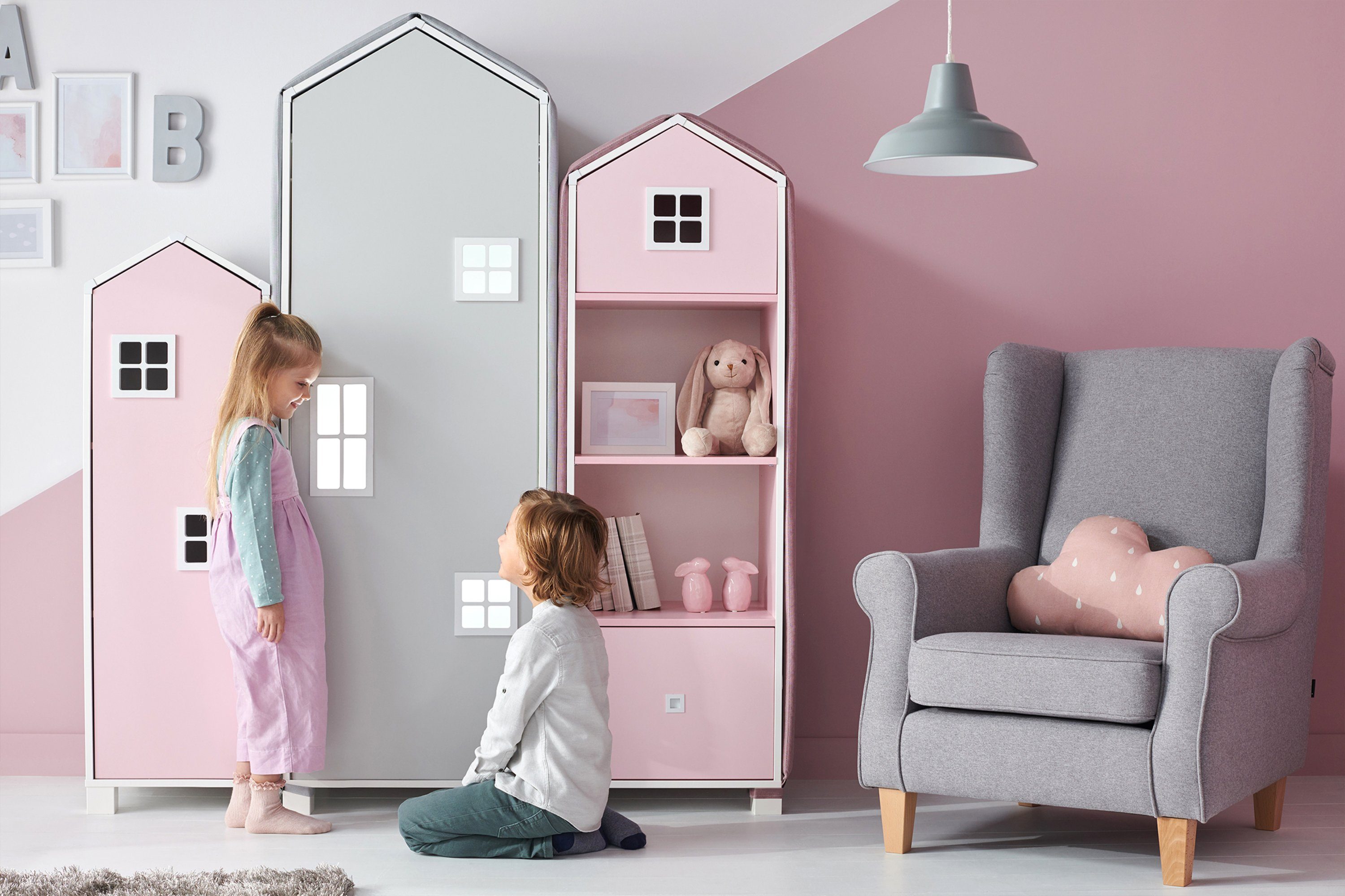 Konsimo Babyzimmer-Komplettset Komplett-Kinderzimmer), rosa Kleiderschrank / / 2x weiß Bücherregal, Komplett-Kinderzimmer, grau (4-St., Kindermöbel-Set MIRUM Kommode
