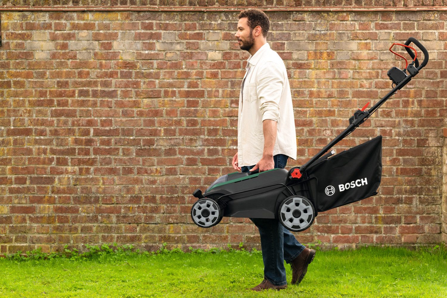 Bosch Home & Garden Akkurasenmäher ROTAK18V-43, 43 cm Schnittbreite, (inkl. 2 Akkus und Ladegerät), Kraftvoller 3-in-1-Mäher für mittelgroße bis größere Rasenflächen