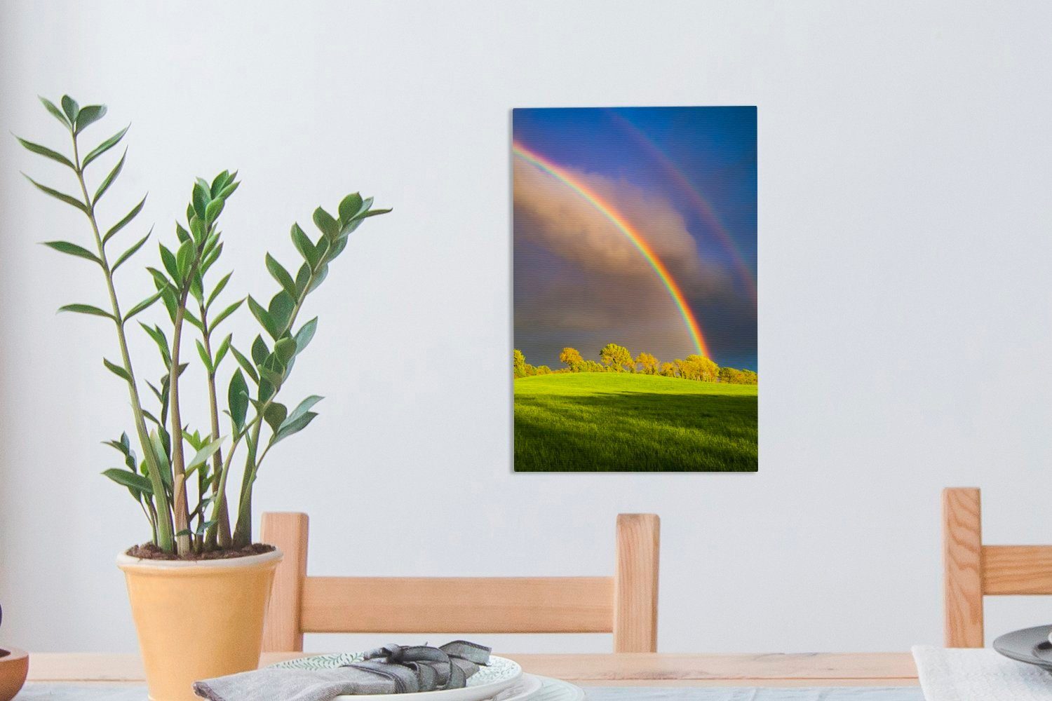 OneMillionCanvasses® Leinwandbild hellen St), bespannt Zackenaufhänger, Regenbogens Gemälde, Leinwandbild eines 20x30 über grünen Eine (1 Nahaufnahme inkl. cm Bäumen, fertig
