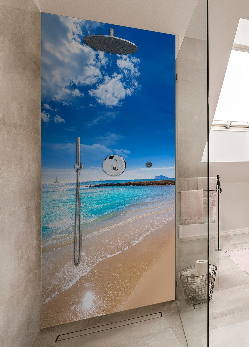 Wallario Duschrückwand Traumstrand unter blauem Himmel, günstig online kaufen