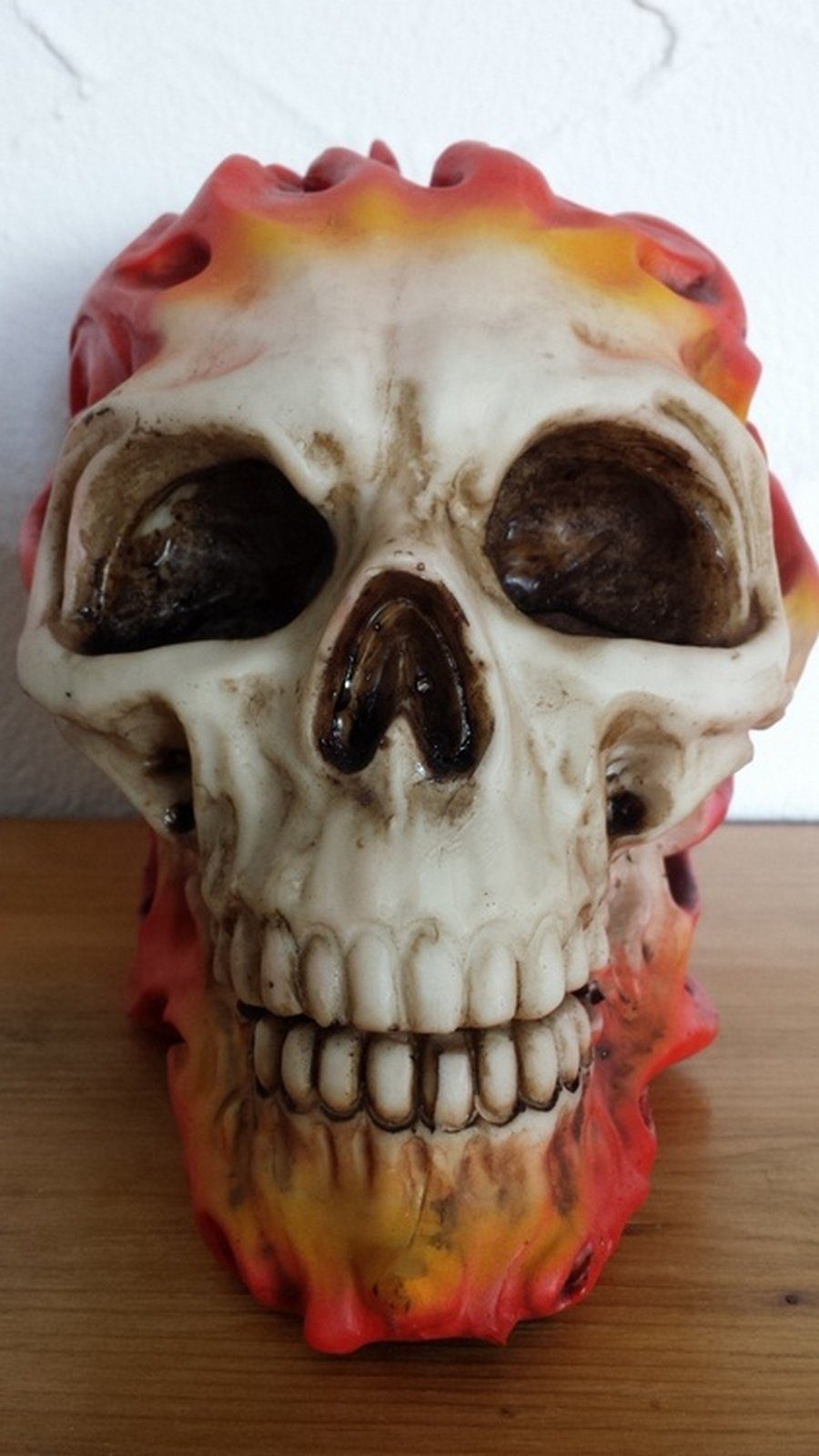 MystiCalls Dekofigur Totenkopf mit Rabe Totenschädel 