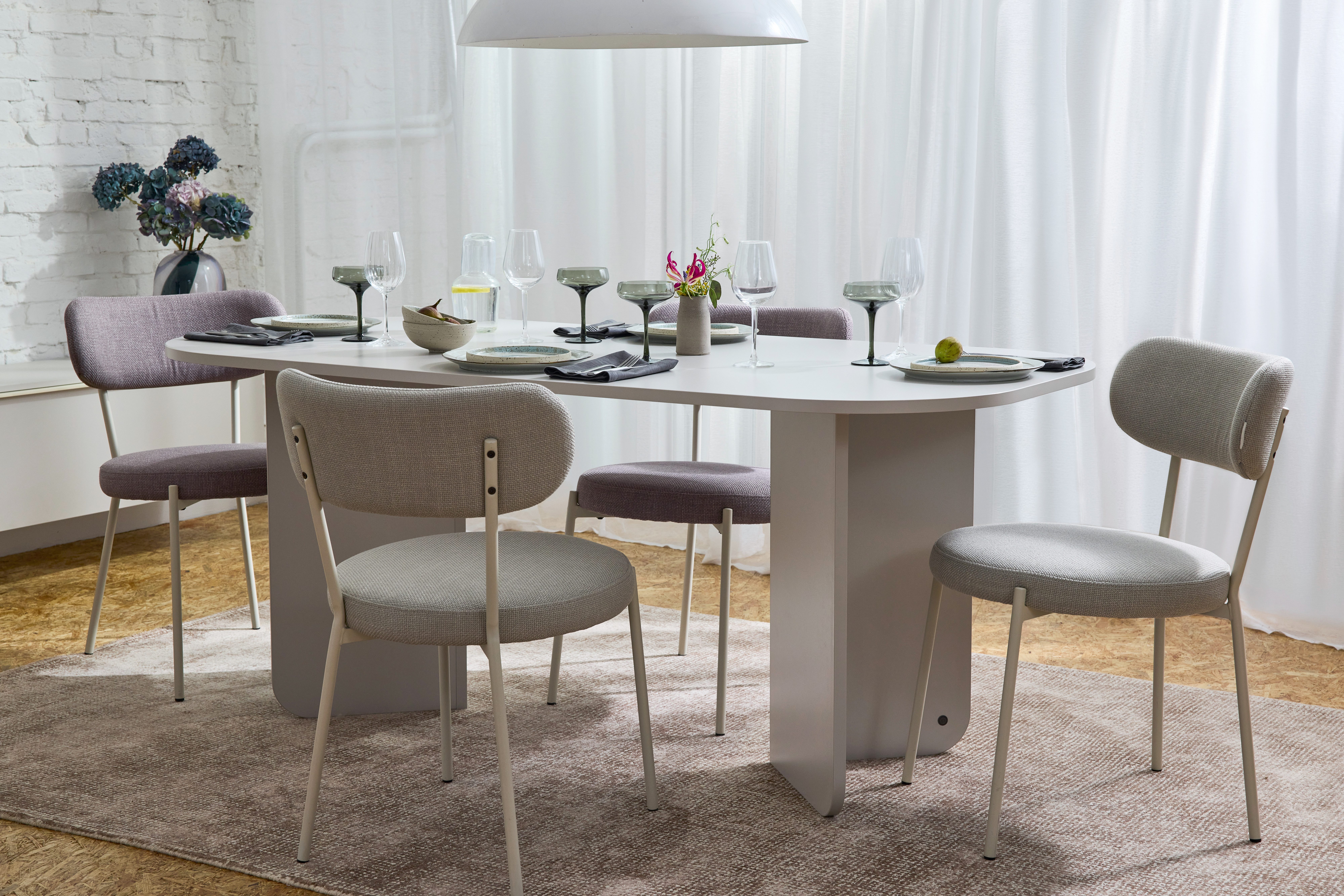 TOM TAILOR HOME Essgruppe ROUNDED TABLE + 4x TOM TAILOR Stühlen in harmonischen Farben u. Formen, (Set, 5-teilig, 1 Tisch und 4 Stühle), für ein stimmiges Gesamtbild am Esstisch – ohne langes Suchen.