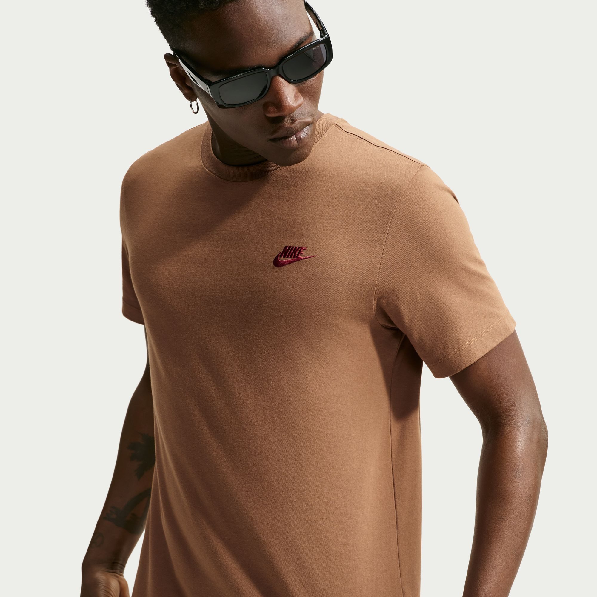 Nike Sportswear T-Shirt M NSW CLUB TEE mit Logostickerei auf der Brust, aus Jersey-Material, Regular Fit