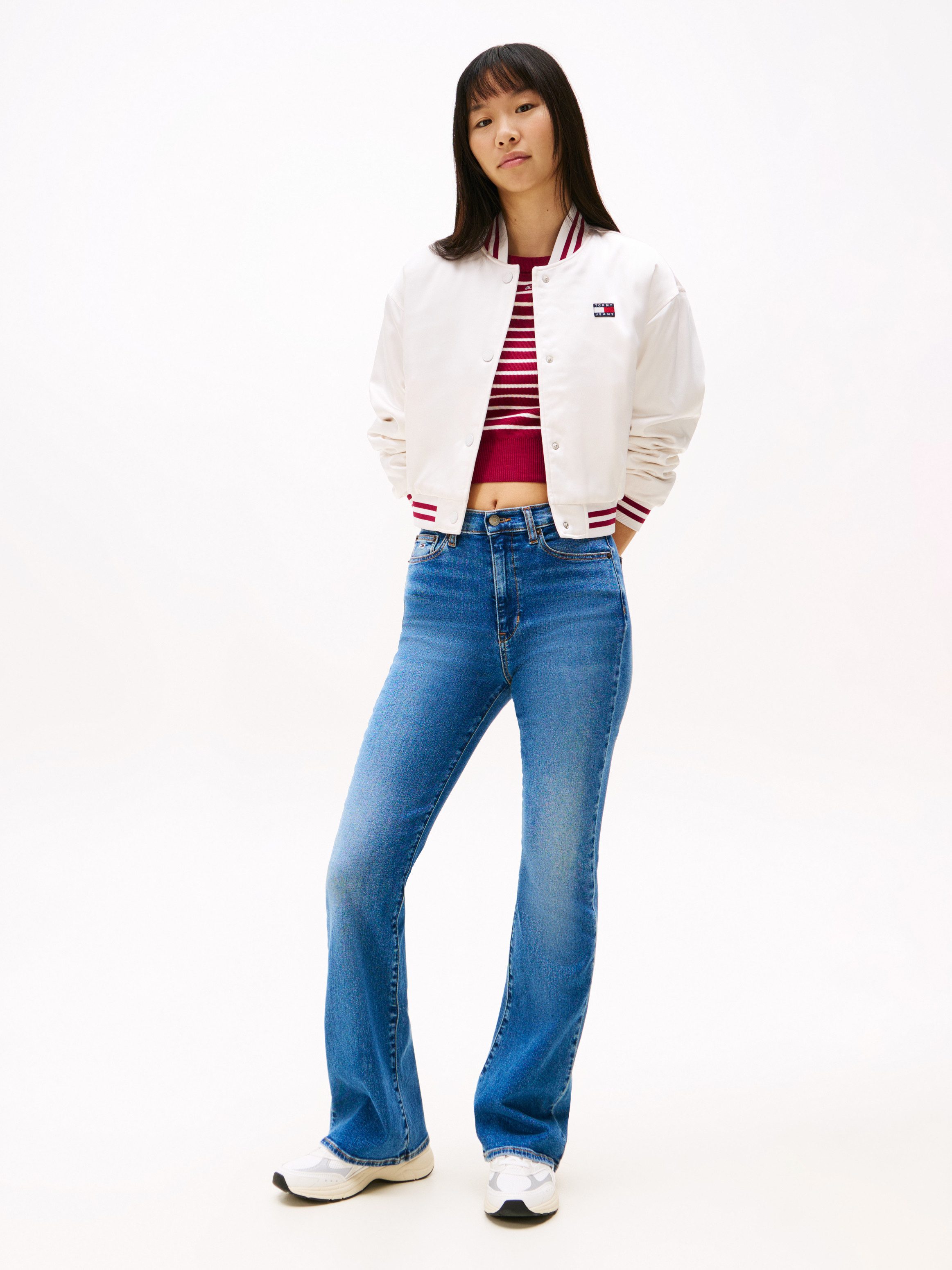 Tommy Jeans Bootcut-Jeans SYLVIA HGH FLR Weite Beinform und Logo Stickerei auf der Gesäßtasche