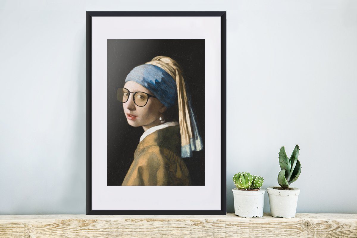 Rahmen, St), Das mit MuchoWow Gerahmtes Poster, (1 dem Vermeer Perlenohrring mit - Johannes Kunstdruck, Mädchen Poster Bilderrahmen Brillen, - Schwarzem