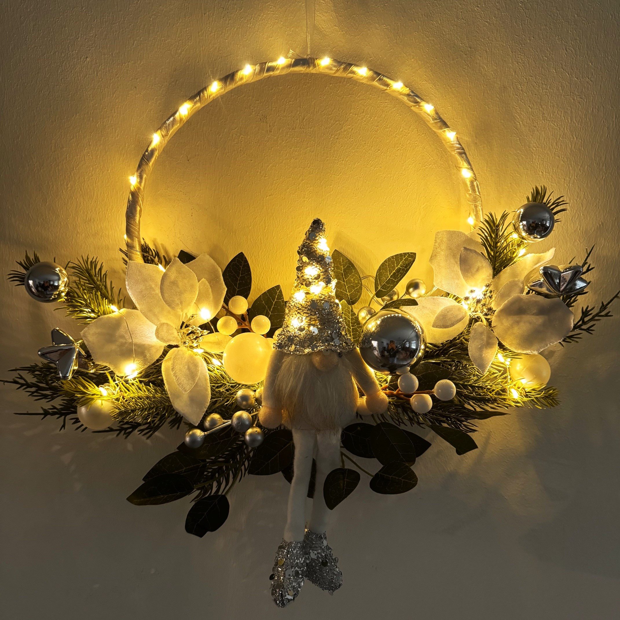 Online-Fuchs Dekokranz - Türkranz, Weihnachtskranz mit LED Lichterkette und 6-Stunden Timer, mit süßem Wichtel, Weihnachtskugeln, Tannenzweigen und Weihnachtsstern