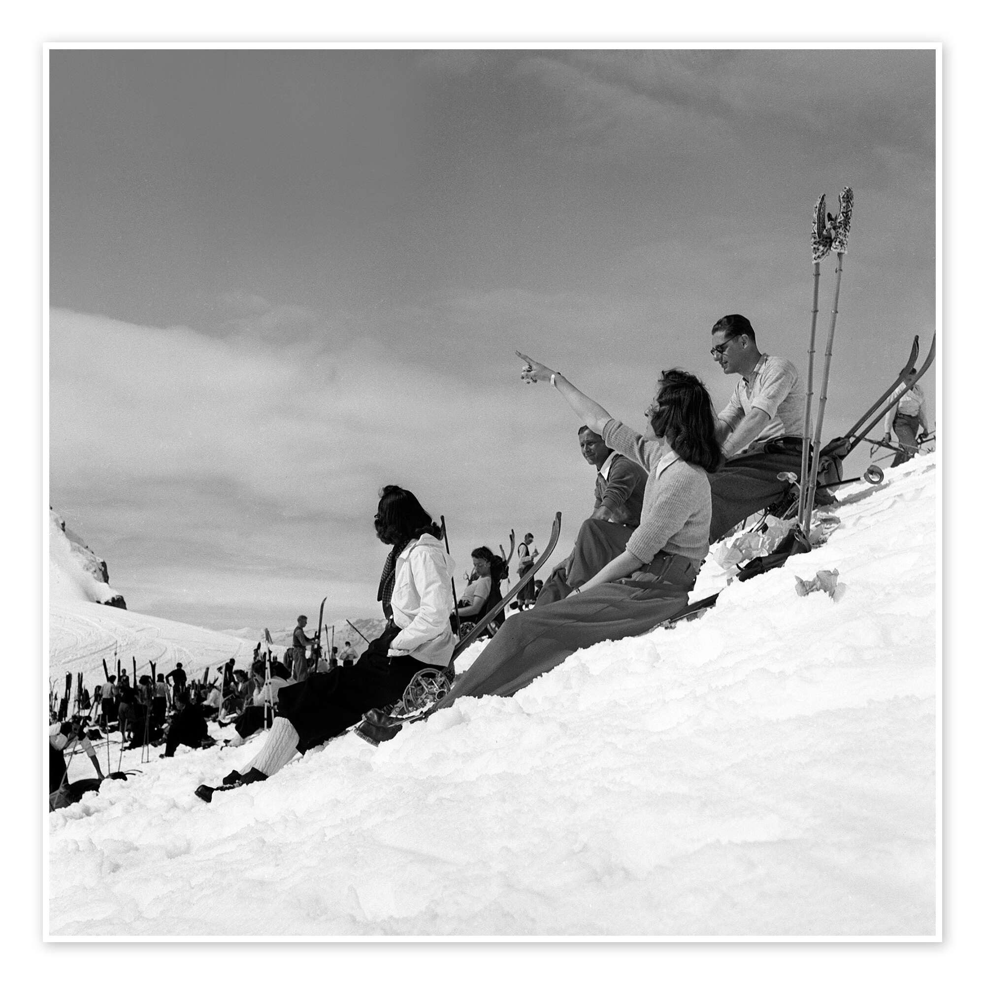 Posterlounge Wandbild Skifahrer genießen das gute Wetter, Vintage Ski Collection, erhältlich als Poster, Leinwandbild, Wandsticker oder Acrylglasbild