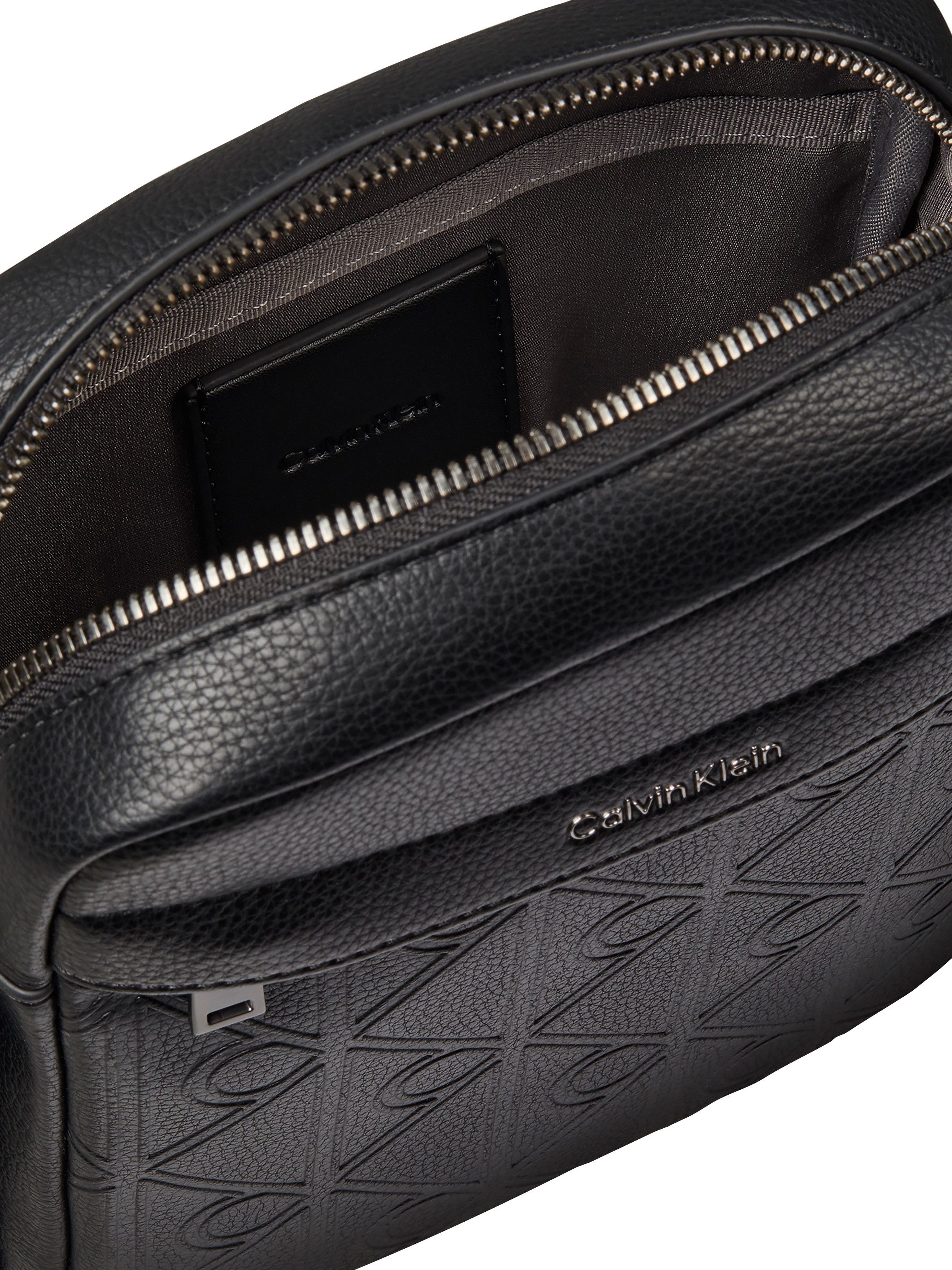 Calvin Klein Umhängetasche EMBLEM AOP DEBOSS REPORTER, Unisex Mini Bag, Body Bag, Schultertasche mit CK-Logoprägung – Bild 4 von 4