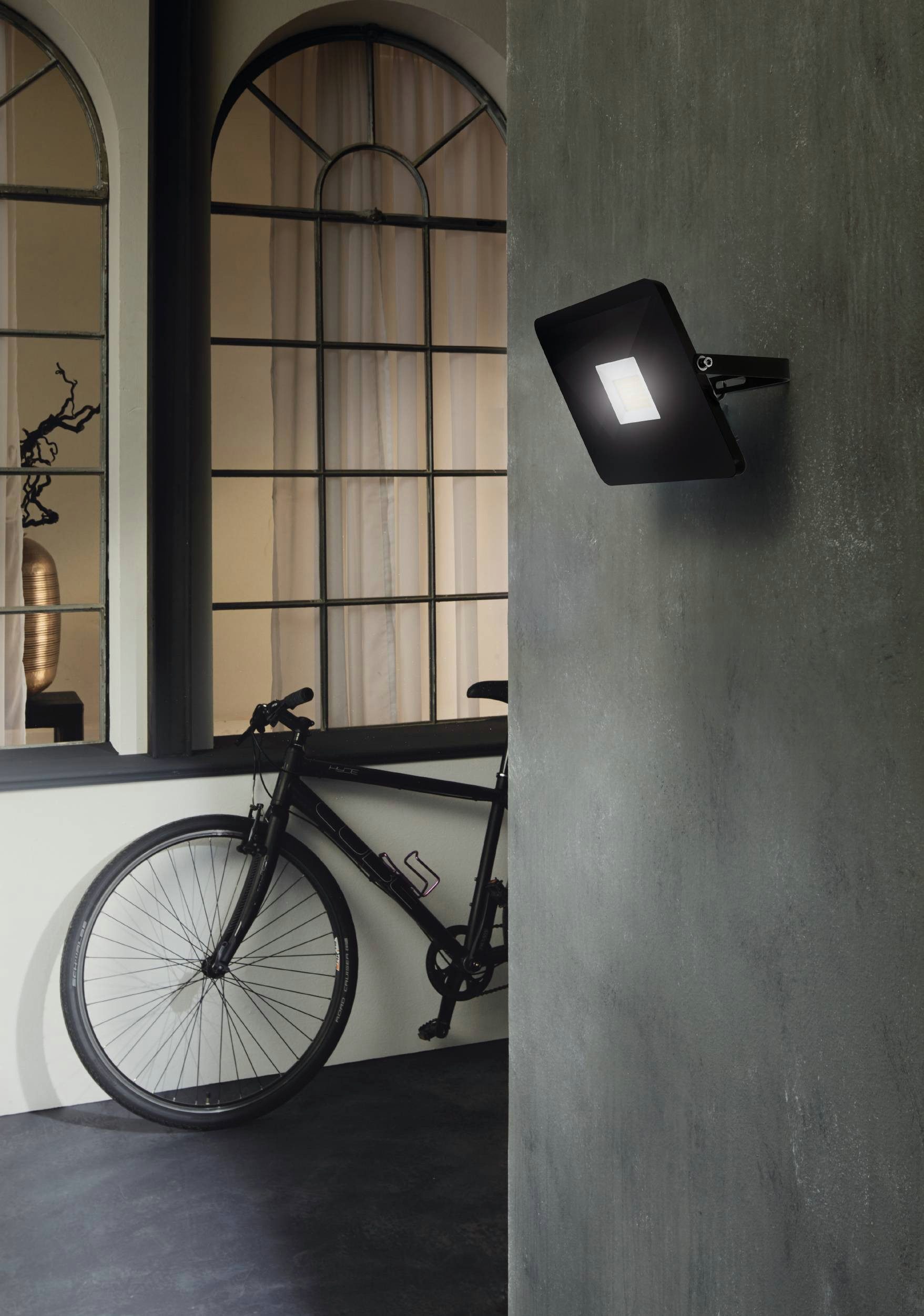 EGLO Wandleuchte Faedo 3, Außen-Strahler, Außenleuchte, Wandstrahler, IP65, Lampe, LED fest integriert, Kaltweiß, Wand-/Deckenleuchte - L20,5 x H14,5 x AL3 cm - schwarz - 53W inkl.