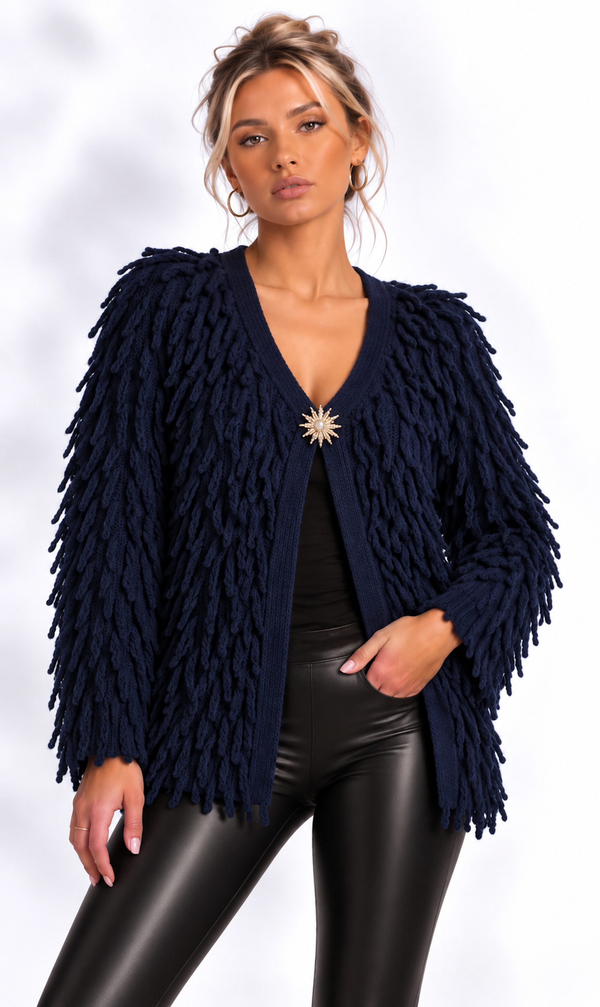 Worldclassca Cardigan WORLDCLASSCA Strickjacke Cardigan Fransen Strickpulllover mit Brosche Neue Kollektion - Stilvolle und gemütliche …