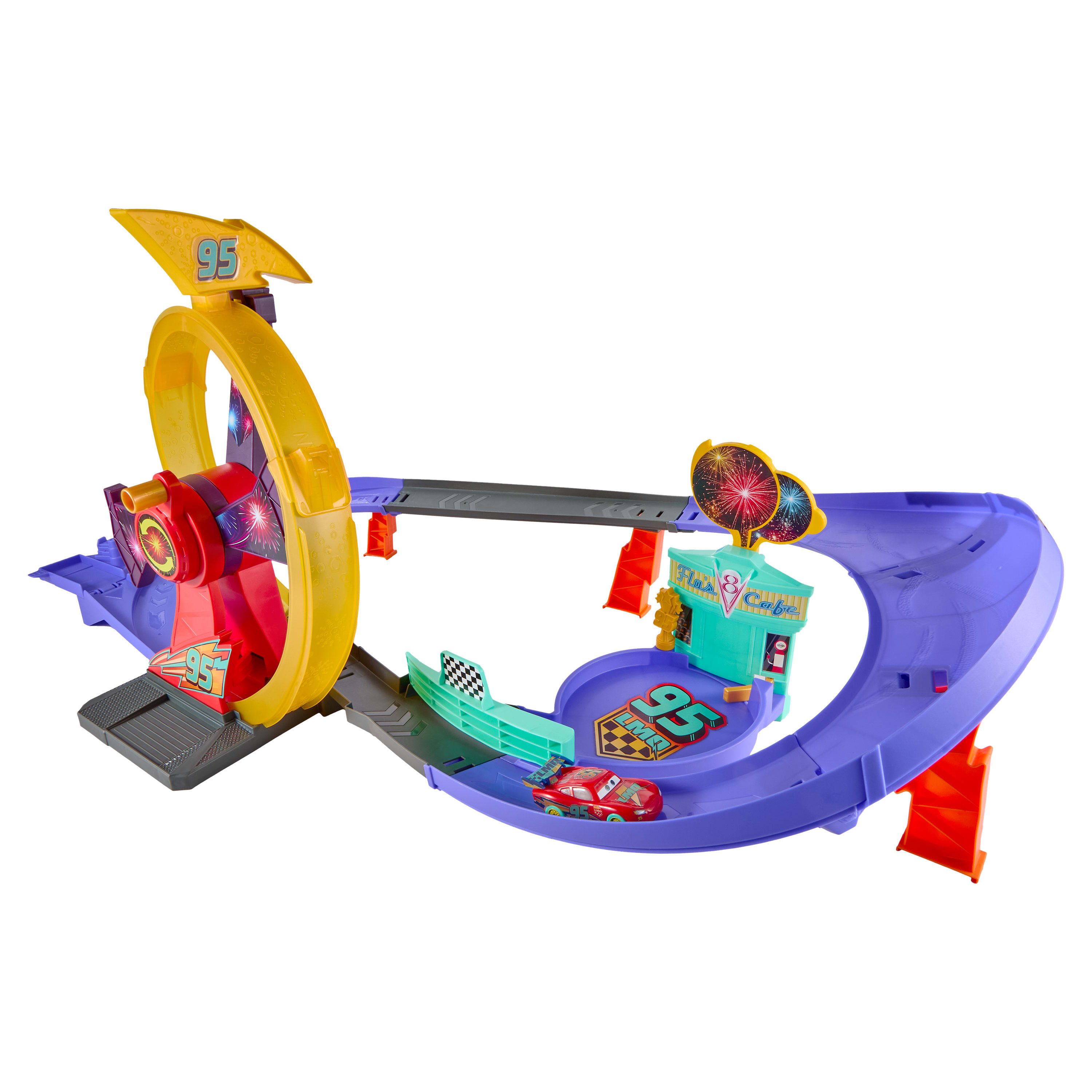 Mattel® Autorennbahn Disney Pixar Cars, Lightning McQueen Celebration Rennstrecke, Inklusive Fahrzeug mit Licht