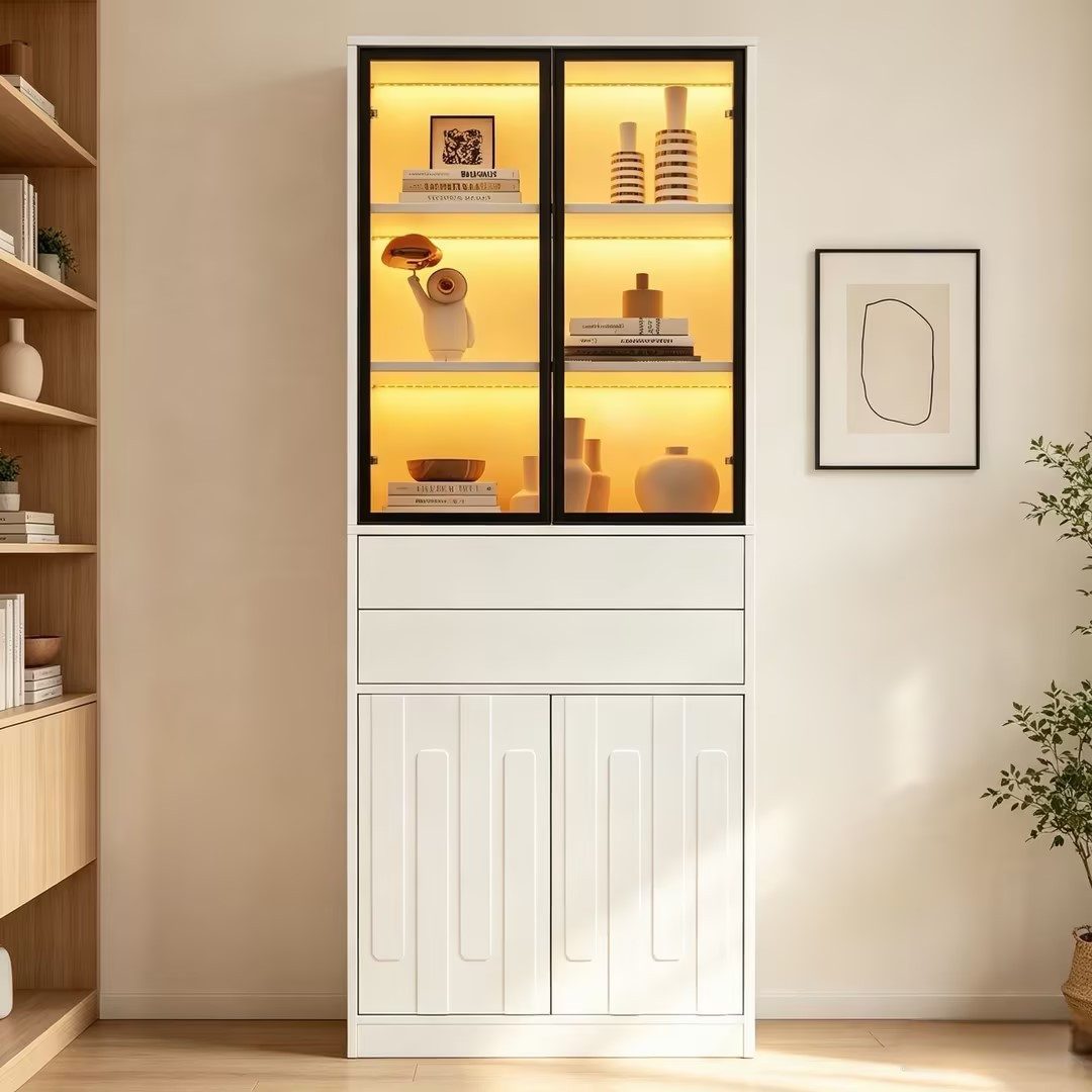 Merax Vitrine mit LED-Beleuchtung, Standvitrine mit 4 Türen aus Sicherheitsglas (70 × 34 × 180 cm, 1-St., Glasvitrine Standvitrine) Hochschrank mit 2 Schubladen, 7 Staufächer & verstellbare Einlegeböden