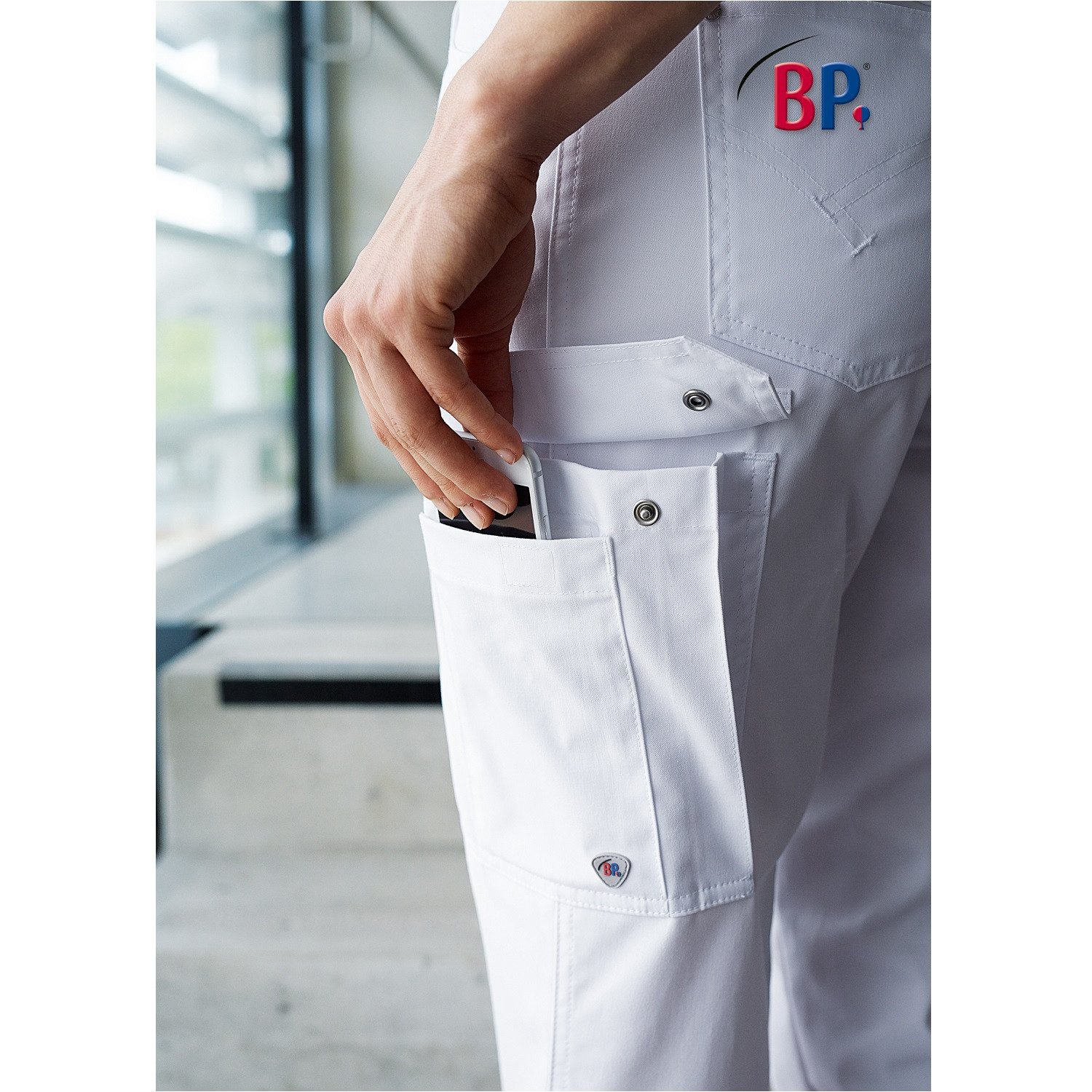 bp Arbeitshose Damen Stretch-Jeans "1642-686" Med & Care weiß