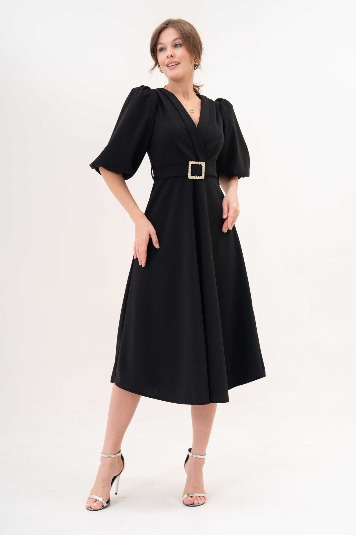 Midikleid Kurzärmeliges, tailliertes Midikleid mit V-Ausschnitt und ausgestellte