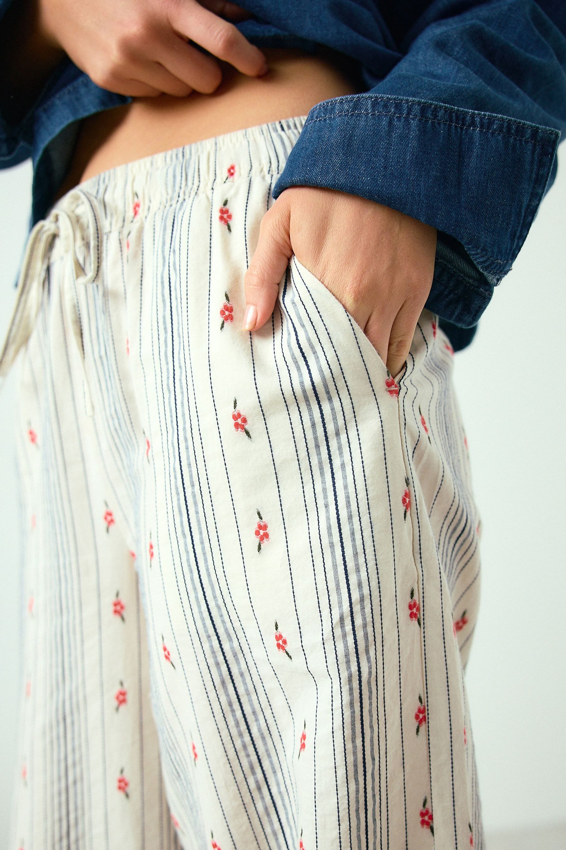 Next Palazzohose Gestreifte Hose mit weitem Bein und Blumen (1-tlg)