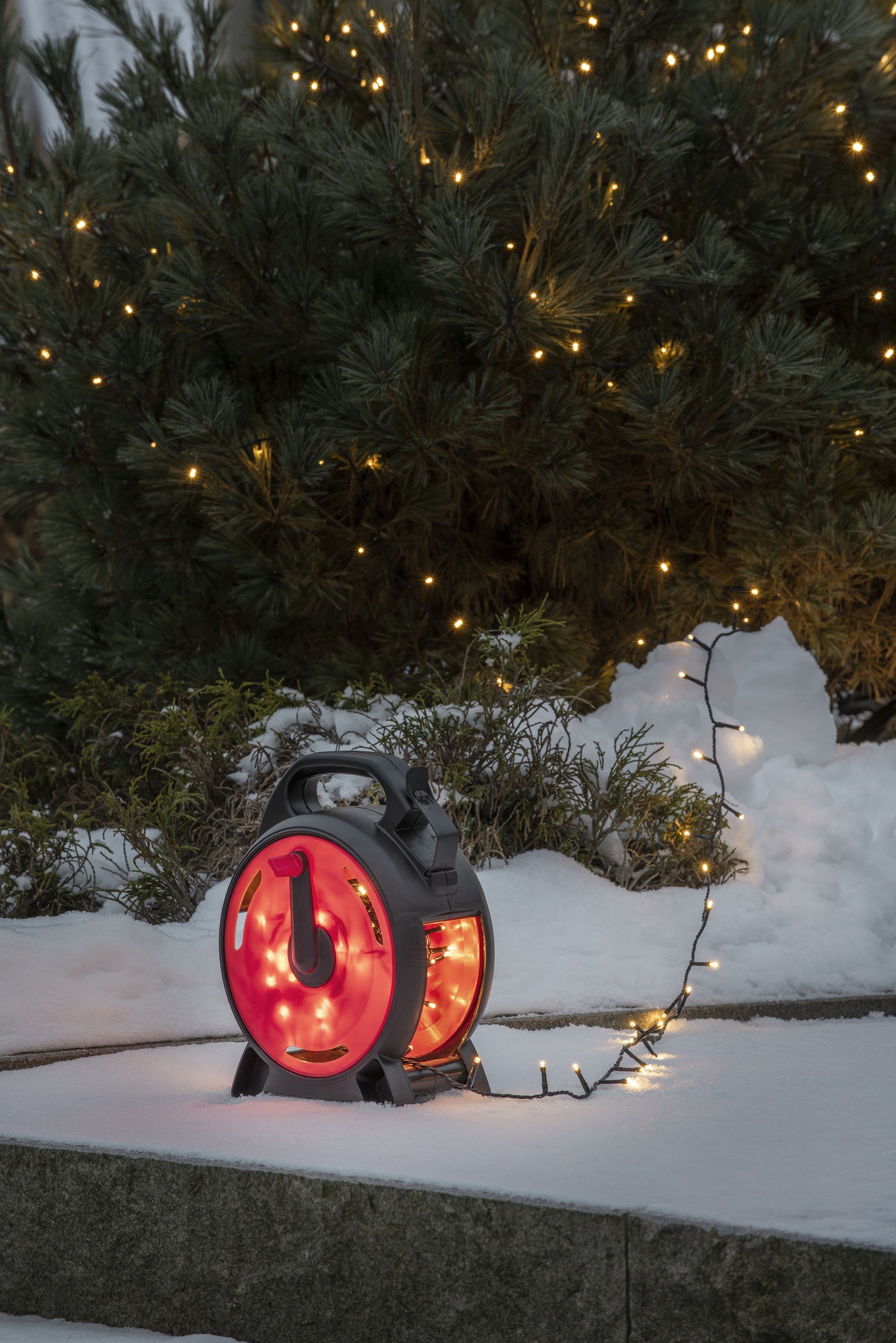KONSTSMIDE LED-Lichterkette Weihnachtsdeko aussen, 200-flammig, Micro LED mit Kabelaufroller, schwarz-rot, 200 warm weiße Dioden