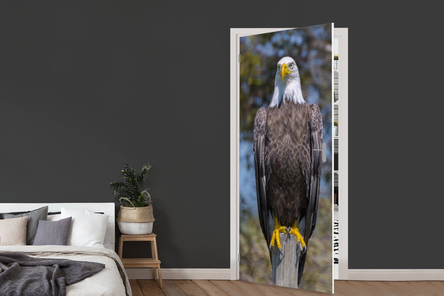 Fototapete bedruckt, (1 Matt, einem auf sitzt Tür, MuchoWow 75x205 cm Holzpfahl, Türaufkleber, Ein St), für Weißkopfseeadler Türtapete