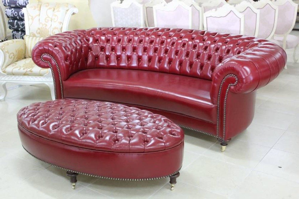 JVmoebel Chesterfield-Sofa Chesterfield Sofa mit Hocker in Premium Kunstleder rot, Set, Made in Europa