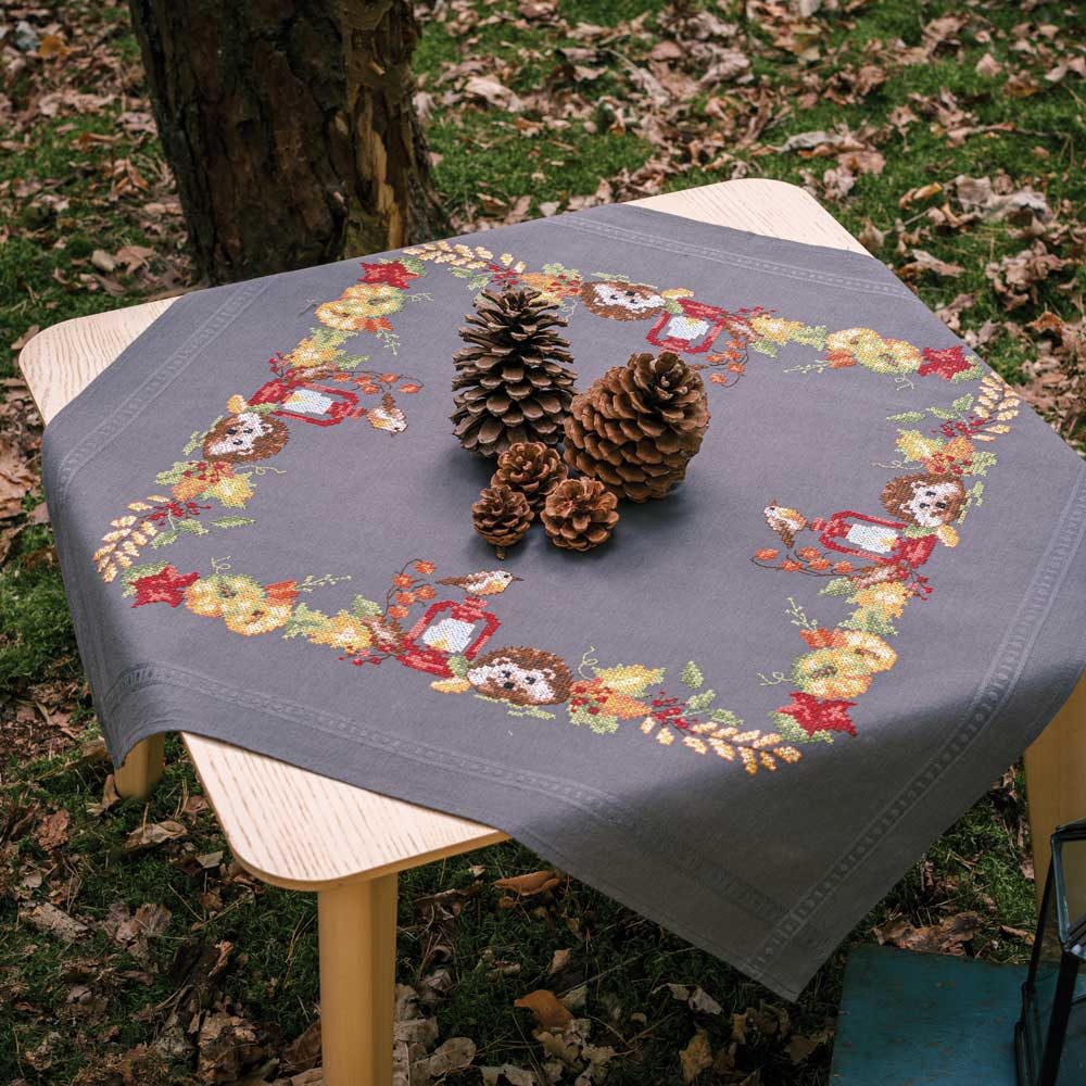 Vervaco Kreativset Zestaw do haftu krzyżykowego Vervaco, obrus "Jeż i Robin", 80x80 cm, (embroidery kit by Marussia)