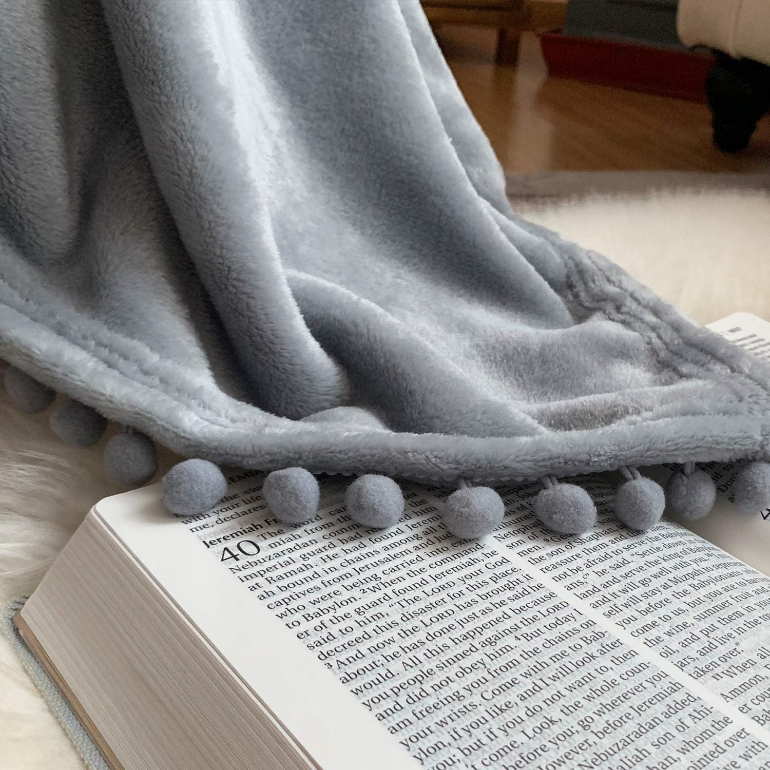 Wohndecke Flanell Decke Pompoms Flauschige Mikrofaser Kuscheldecke für Sofa Bett, LOMAO, Ideal Geburtstagsgeschenke, Hochzeiten, Feiertage Einweihungspartys.