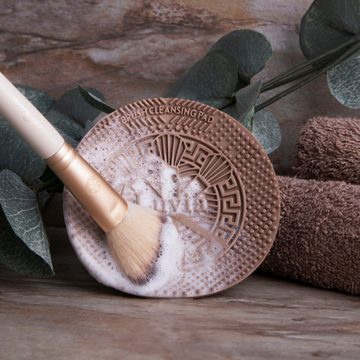 Luvia Cosmetics Kosmetikpinsel-Set Brush Cleansing Pad - Black, Design für wassersparende Reinigung; passt bequem in jede Hand.