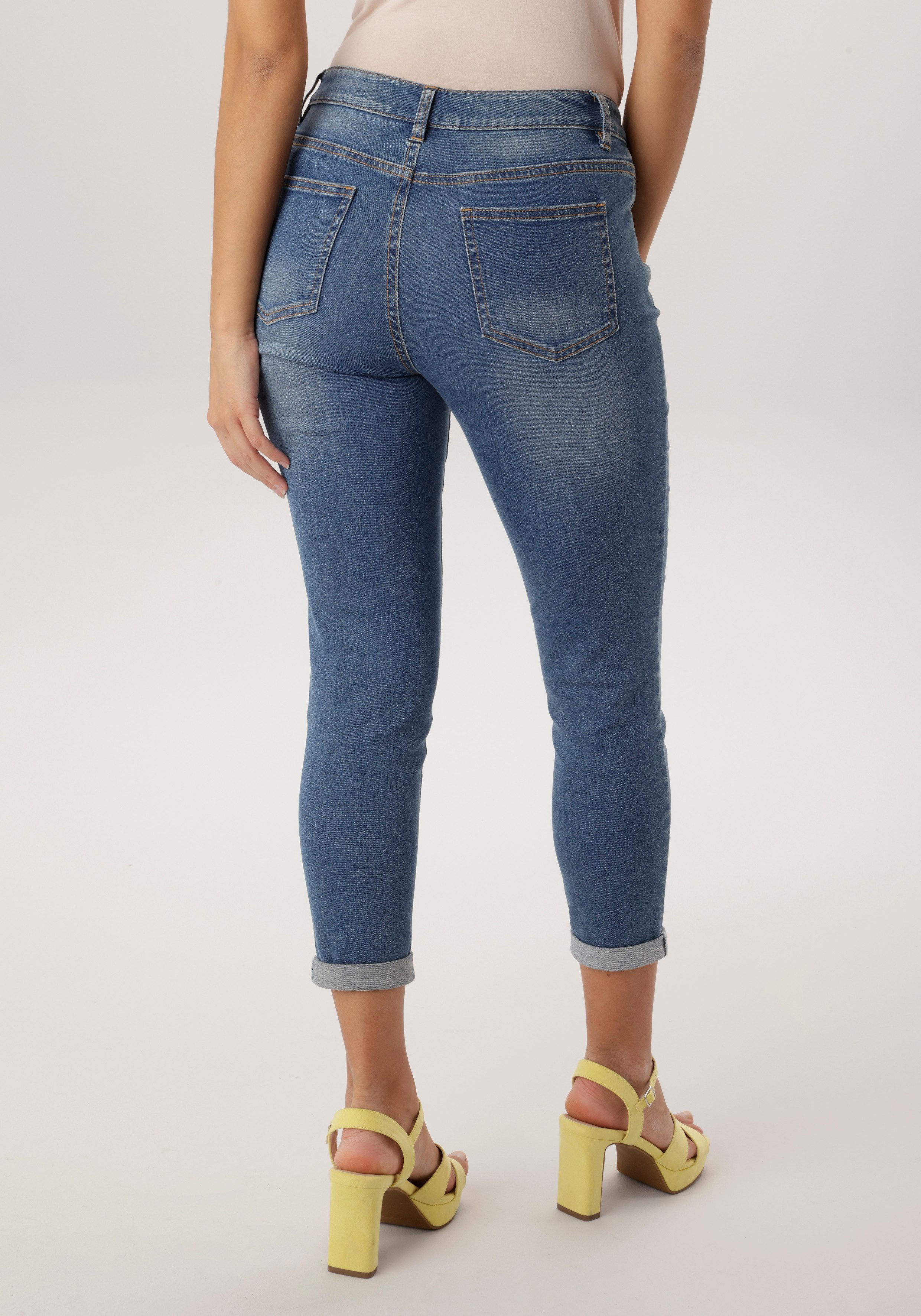 Aniston SELECTED Straight-Jeans sichtbare Knopfleiste und Used-Waschung - NEUE KOLLEKTION. € 49,99, (€ 49,99 pro 1 Stk).
