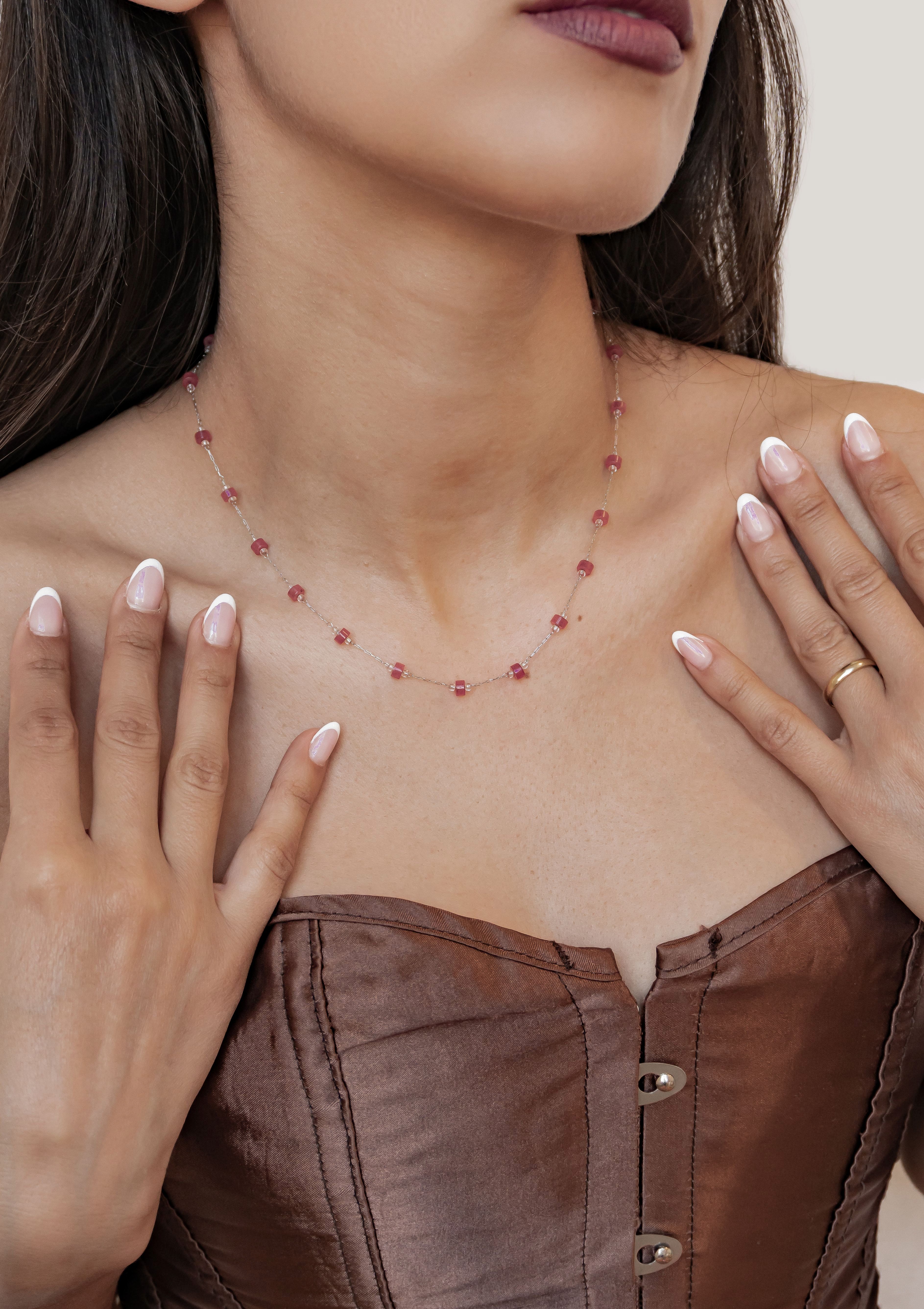 Hey Happiness Charm-Kette mit korallfarbenen Steinchen, Bead Schmuck, Farbige Damen Halskette mit bunten Elementen, für Strand & Sommer