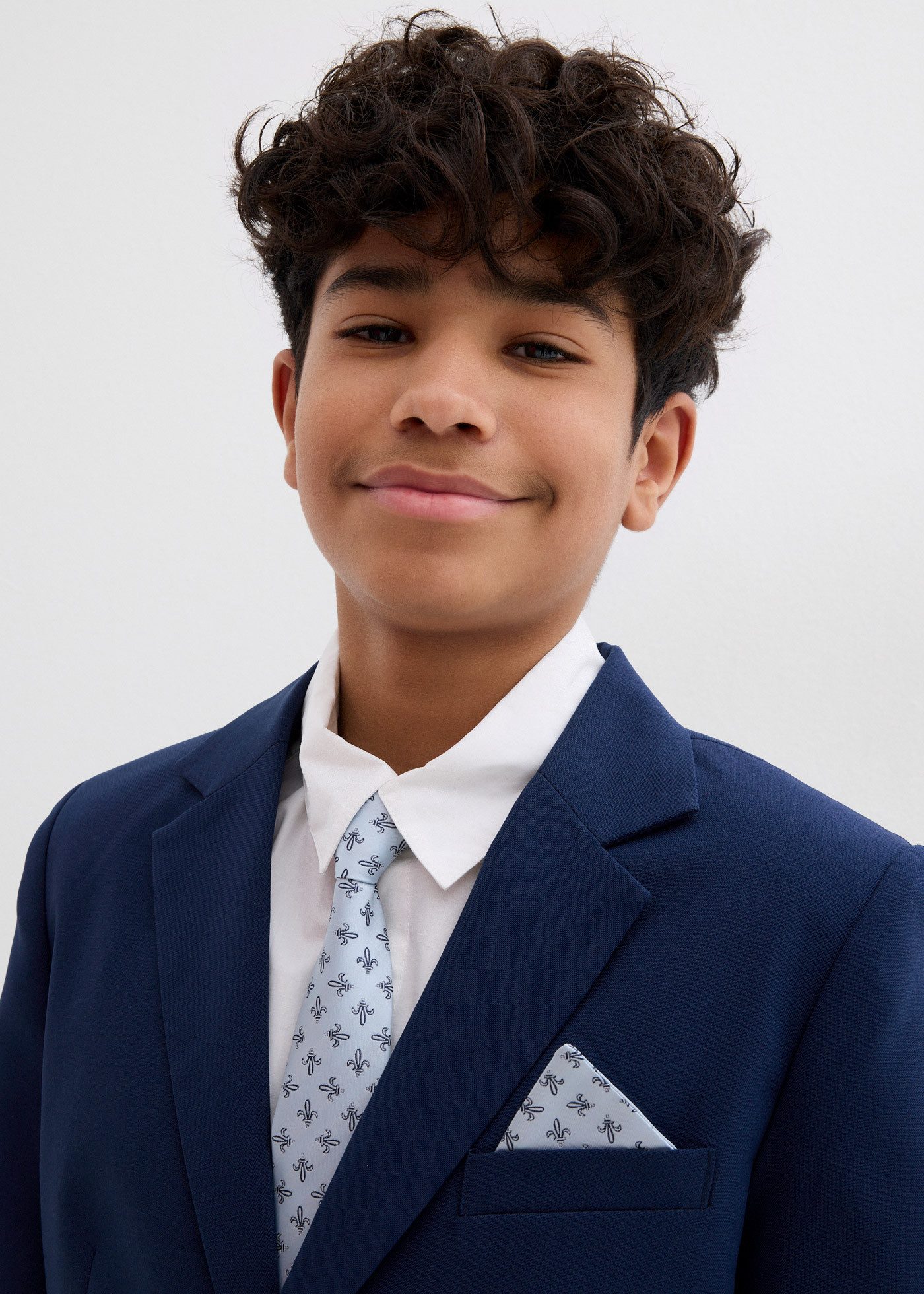 bonprix Anzug (Set, 4-tlg) bestehend aus Hose mit verstellbarem Bund, Hemd, Sakko und Krawatte