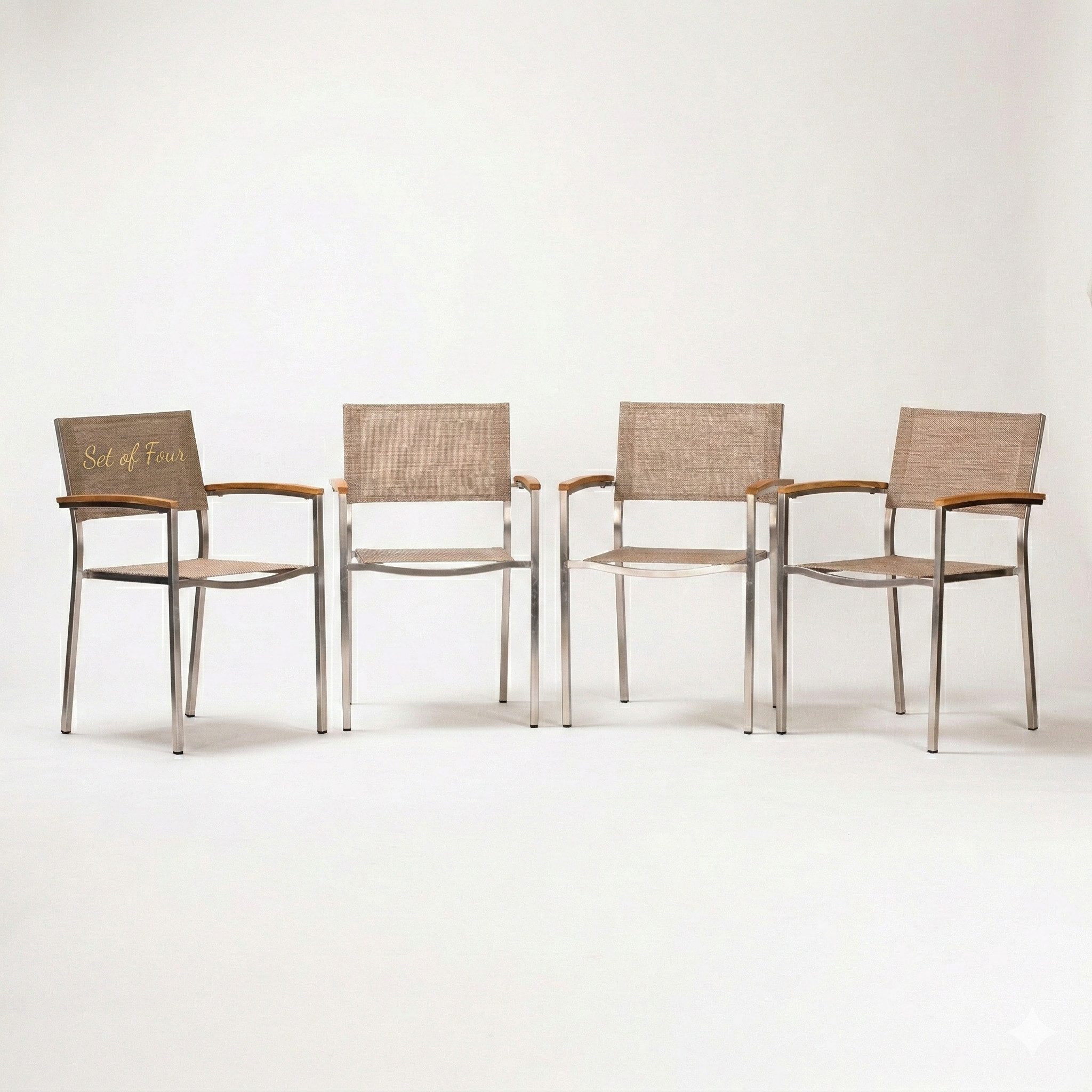 acamp Gartenstuhl Stapelstuhl 4er Set Skye eleganter Stapelsessel aus Edelstahl Teak (atmungsaktiver Sitz mit Holzarmlehnen Lieferumfang 4 Sessel), Terrassensessel Balkonstuhl stapelbar Metall Teakholz sand