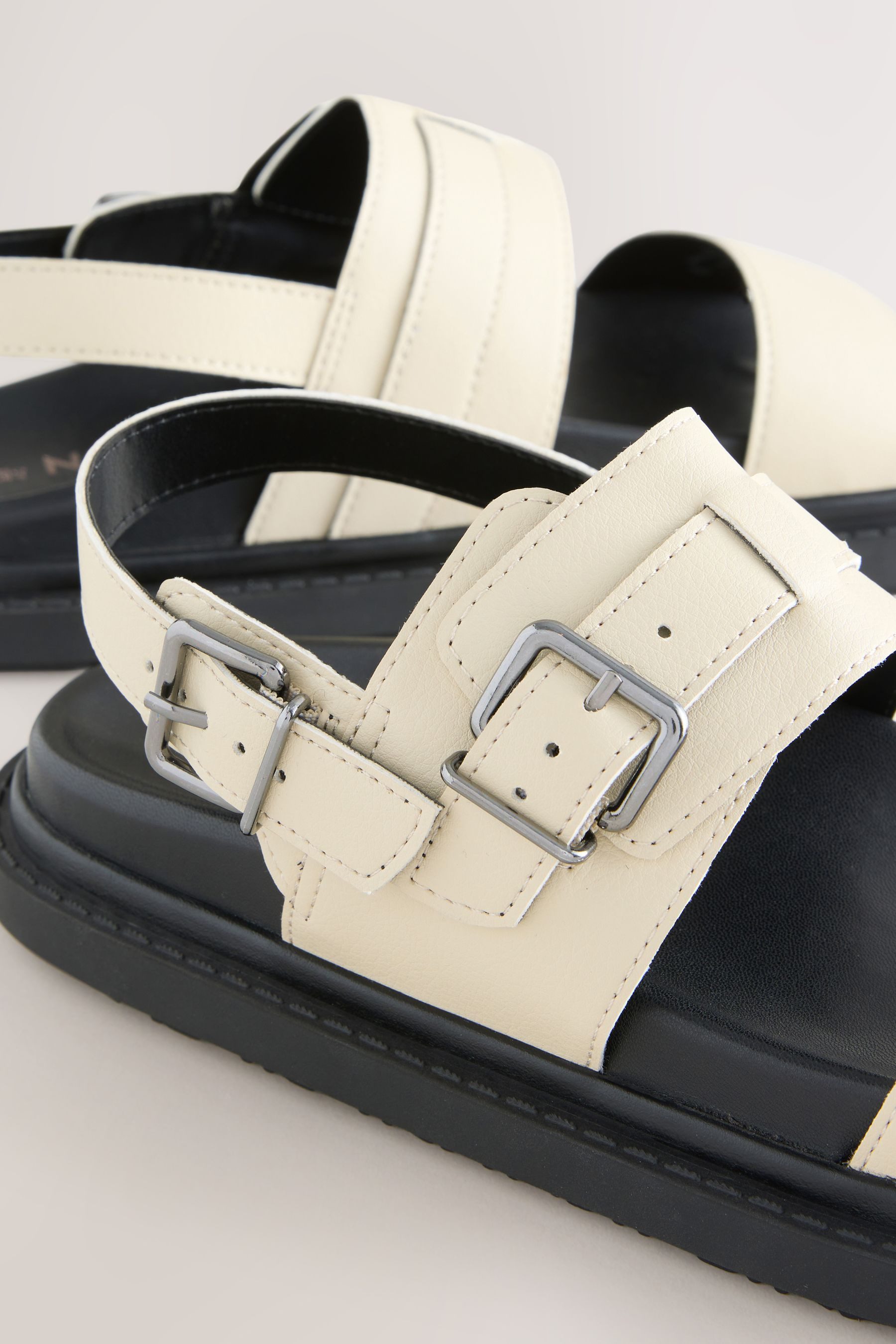 Next Sandalen mit Schnalle robustem Fußbett Sandale (1-tlg)