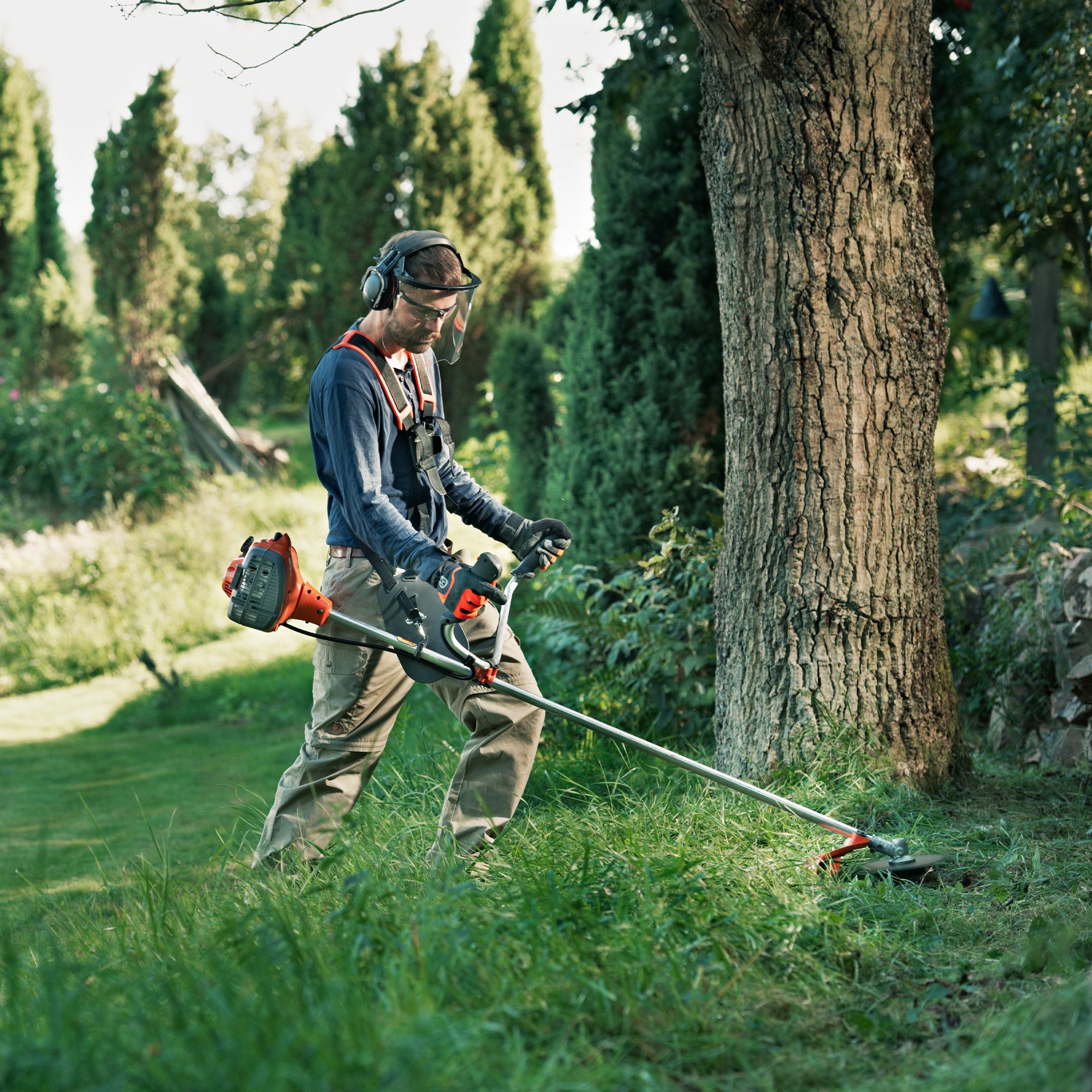 Husqvarna Benzin-Motorsense 122R, 2-Takt Freischneider, 43 cm Schnittbreite, Tap 'n Go Kopf