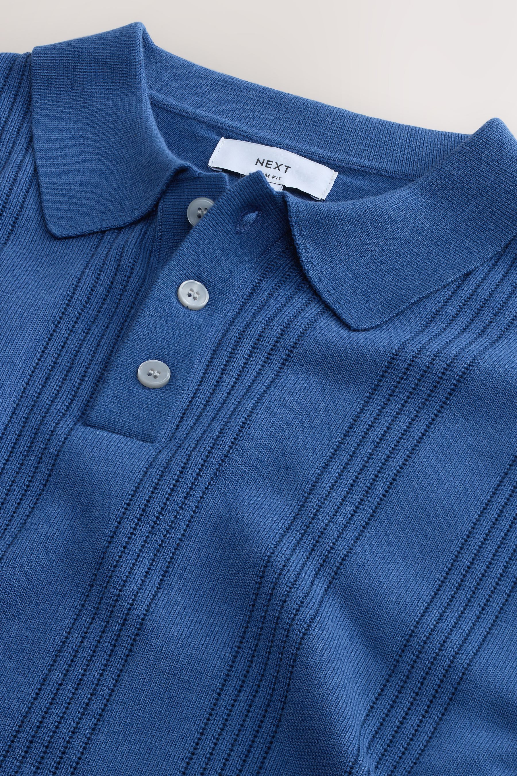 Next Poloshirt Slim Fit Strick-Polohemd mit Pointelle-Streifen (1-tlg) – Bild 3 von 5