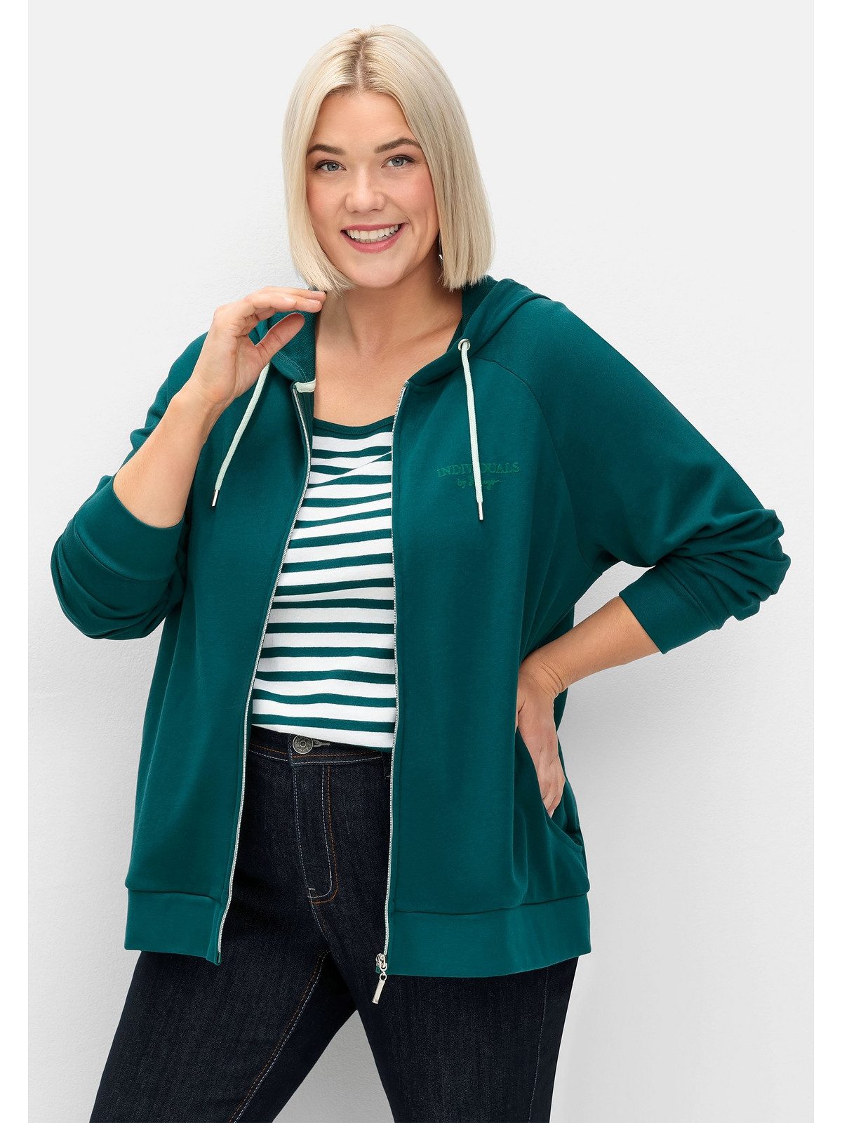 Sheego Kapuzensweatjacke Große Größen mit Flockprint und Eingrifftaschen