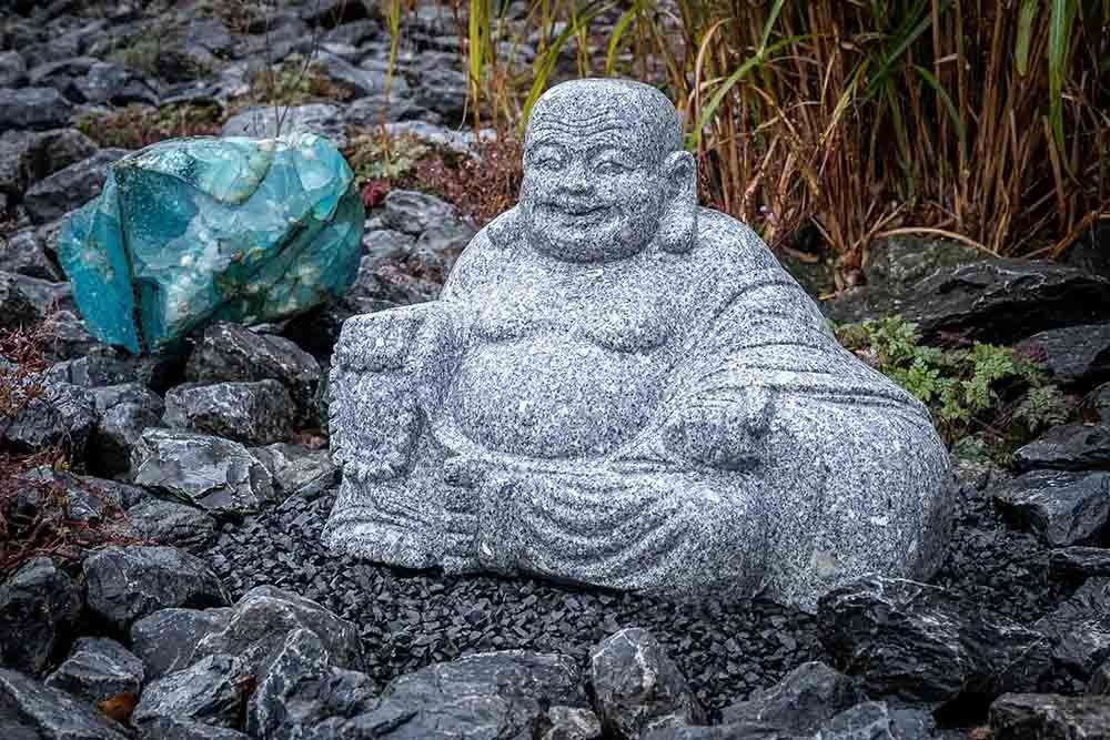 IDYL Gartenfigur IDYL Granit-Stein Figur Lachender Buddha, Granit – ein Naturprodukt – sehr robust – witterungsbeständig gegen Frost, Regen und UV-Strahlung.