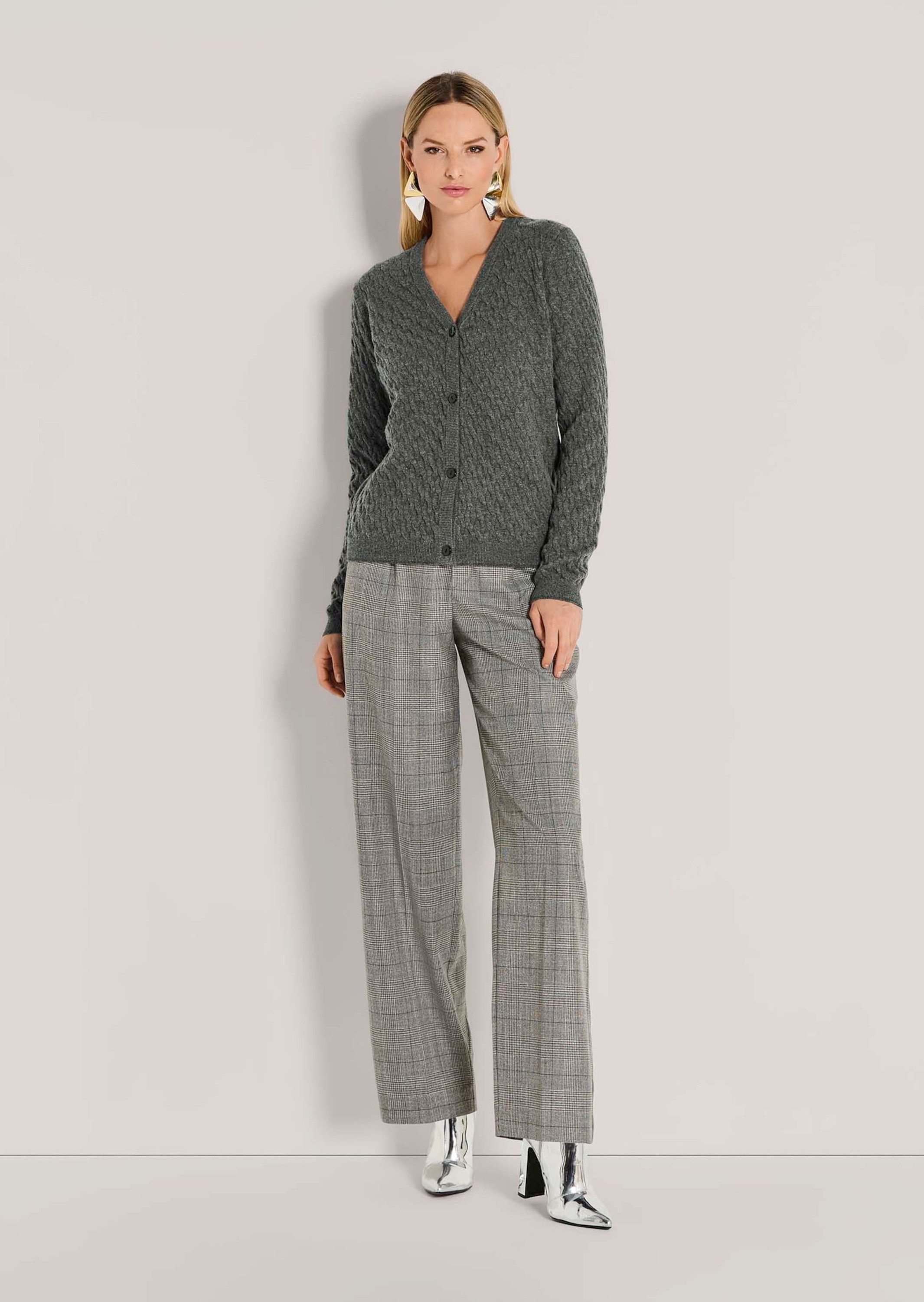 MADELEINE Strickjacke Stilvolle Maschenjacke mit Zopfmuster Strickjacke mit V-Ausschnitt, Knopfleiste und Langarm