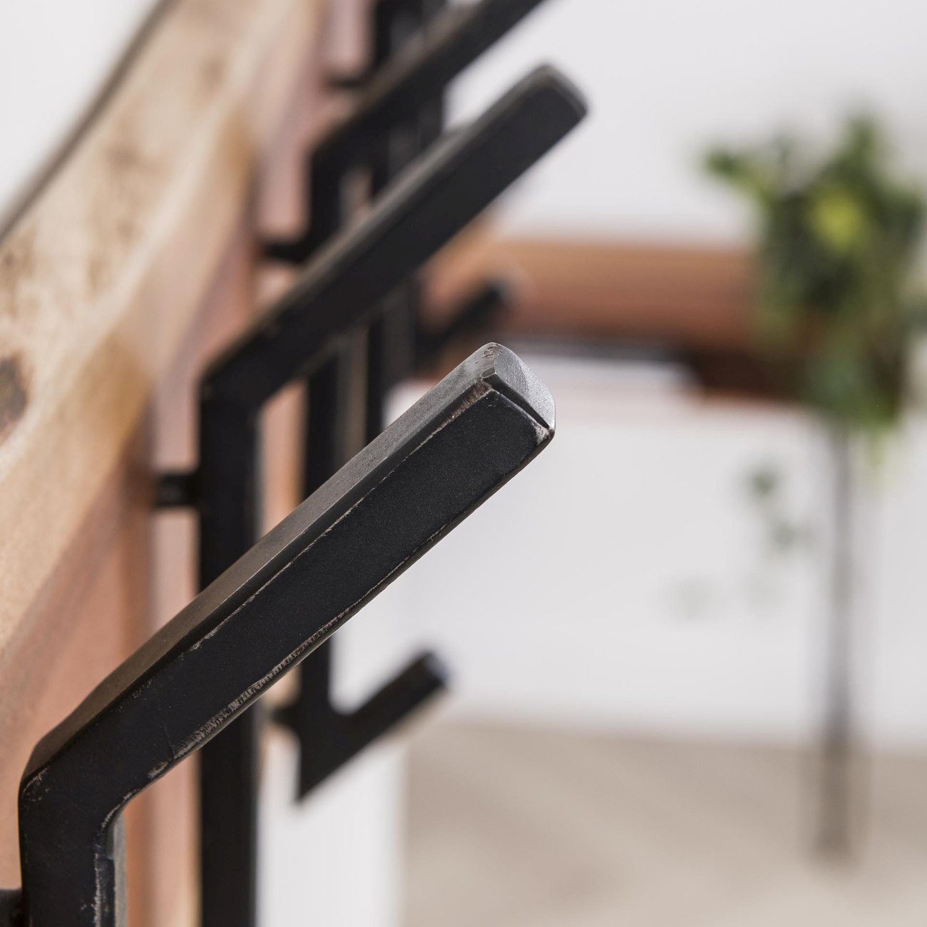 Feeling4Home Garderobe Bord - Akazienholz massiv Natur, 6 Haken, Unikat mit markanter Holzmaserung und Baumkante