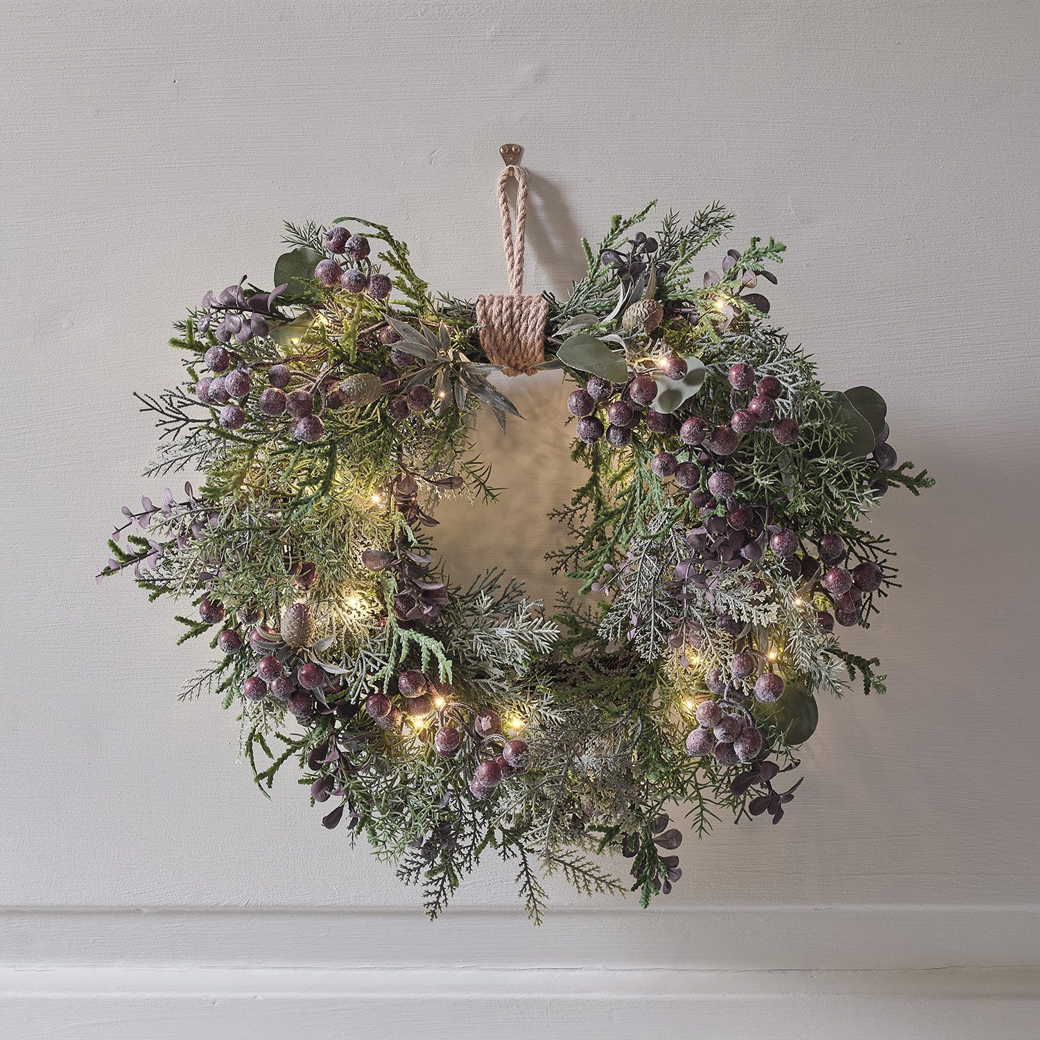 Lights4fun Dekokranz 40cm Herz Kranz mit lila Beeren beleuchtet